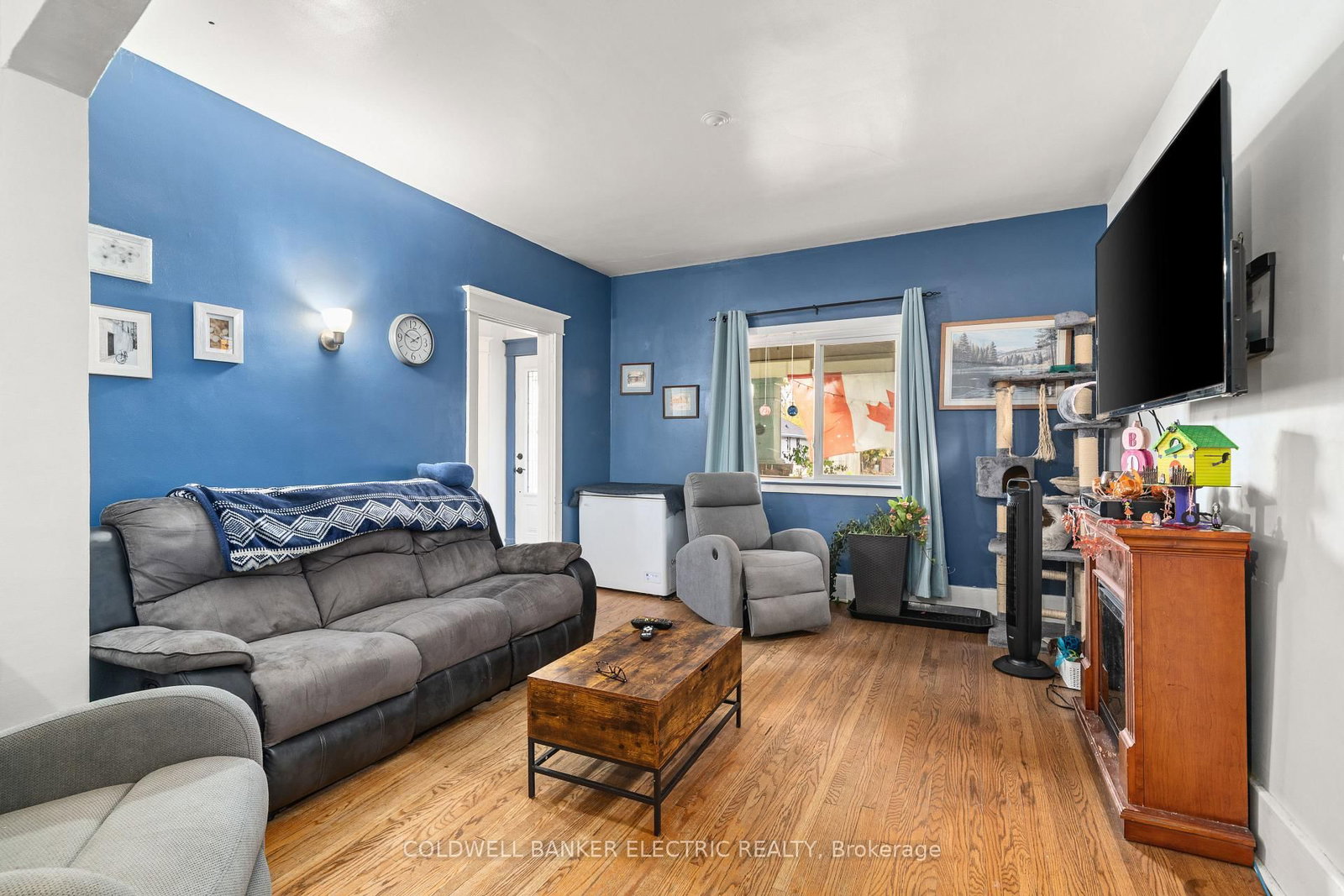 Detached House for sale at 112 Lansdowne Street, Peterborough, Ontario, K9J 1Y1 - Town Ward 3 - MLS: X12940304