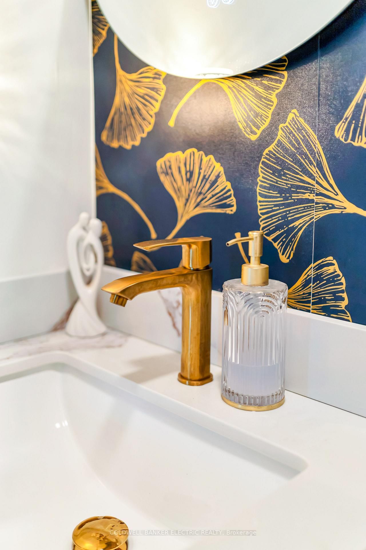 Detached House for sale at 112 Lansdowne Street, Peterborough, Ontario, K9J 1Y1 - Town Ward 3 - MLS: X12940304