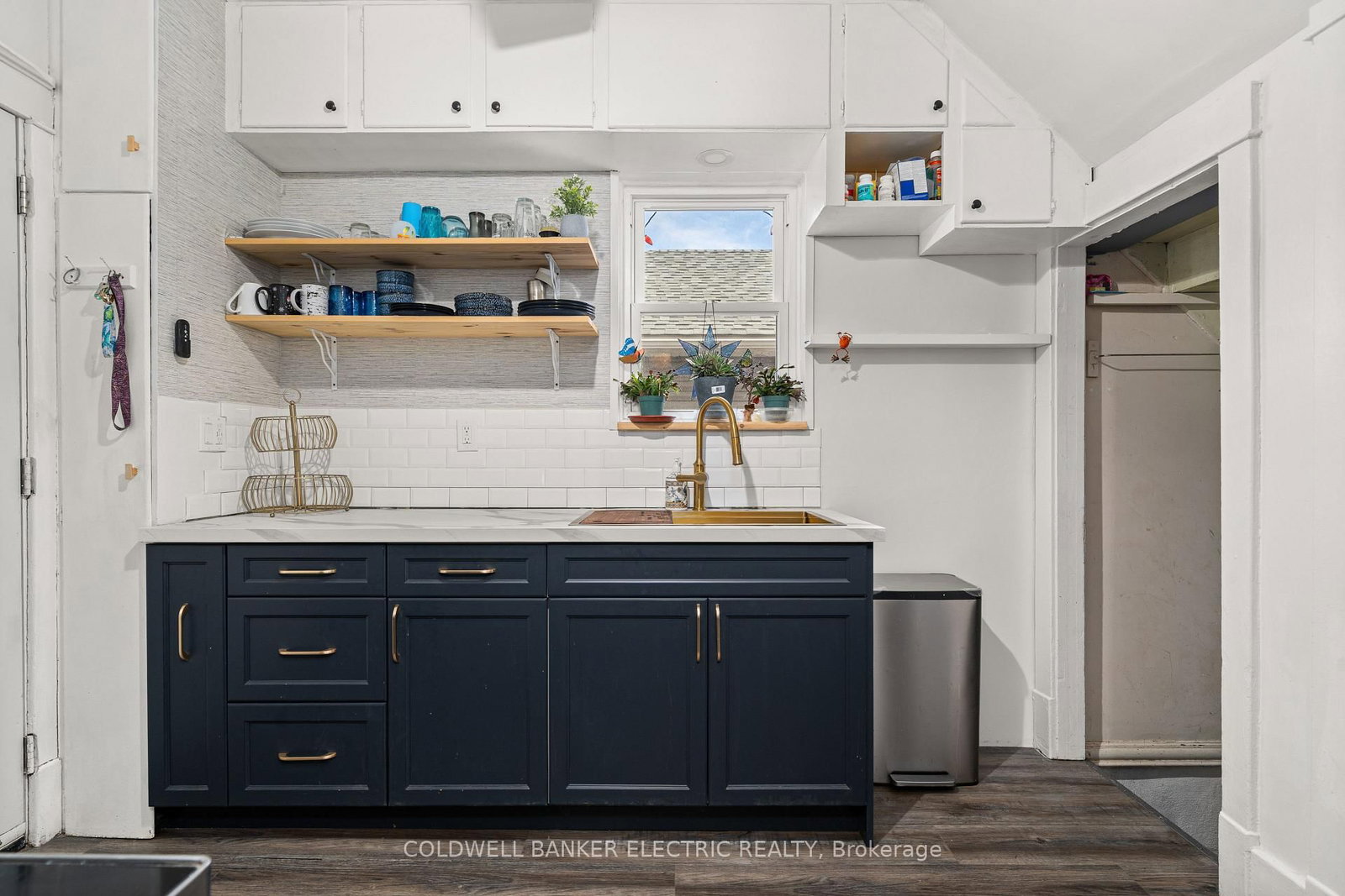 Detached House for sale at 112 Lansdowne Street, Peterborough, Ontario, K9J 1Y1 - Town Ward 3 - MLS: X12940304