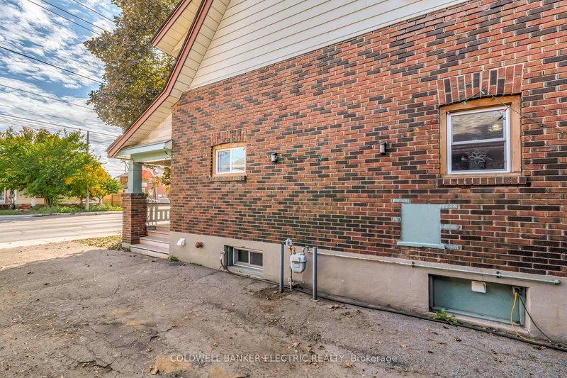 112 Lansdowne St W, Peterborough, K9J 1Y1 | Image 2