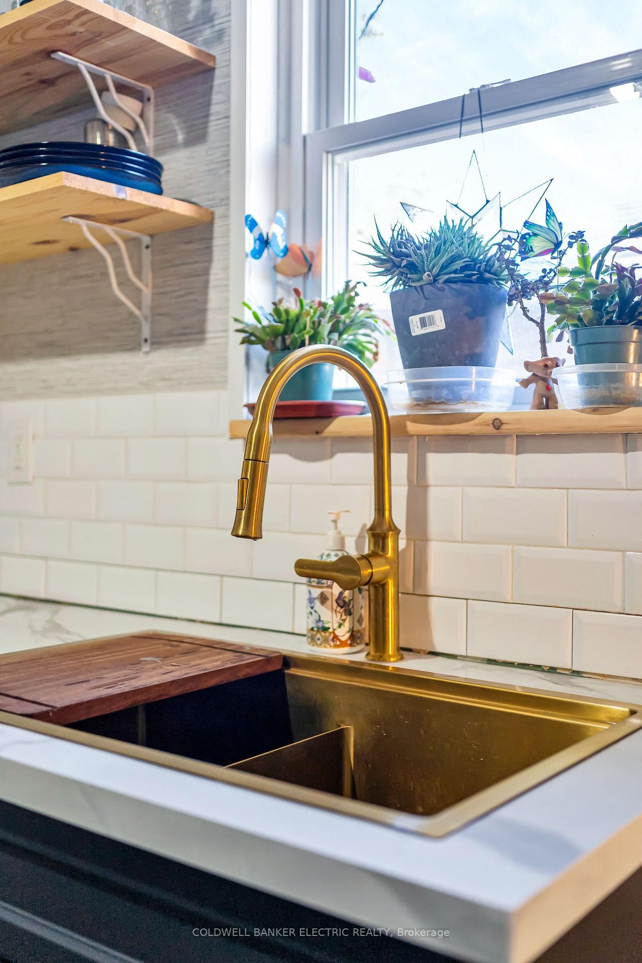 Detached House for sale at 112 Lansdowne Street, Peterborough, Ontario, K9J 1Y1 - Town Ward 3 - MLS: X12940304