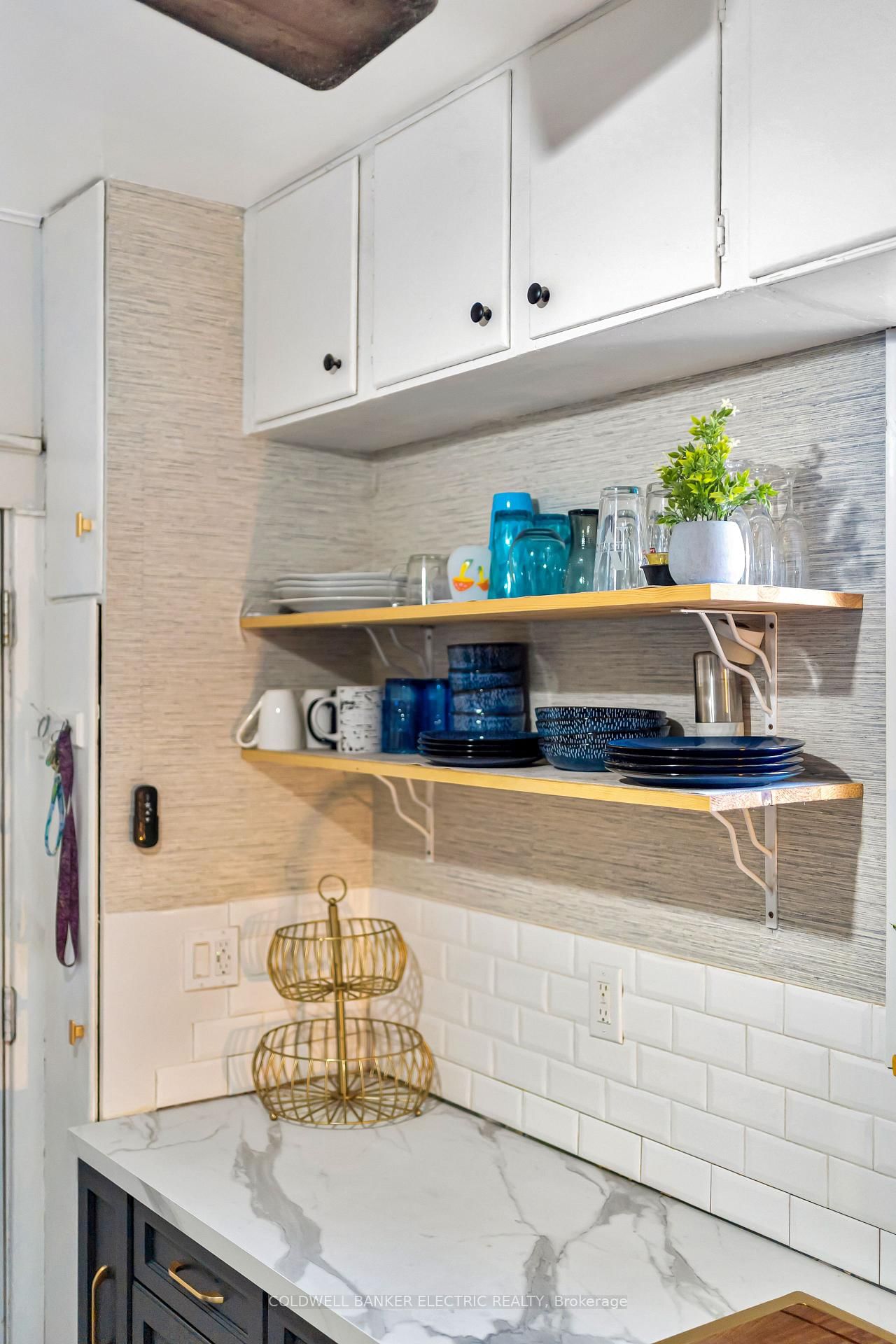 Detached House for sale at 112 Lansdowne Street, Peterborough, Ontario, K9J 1Y1 - Town Ward 3 - MLS: X12940304