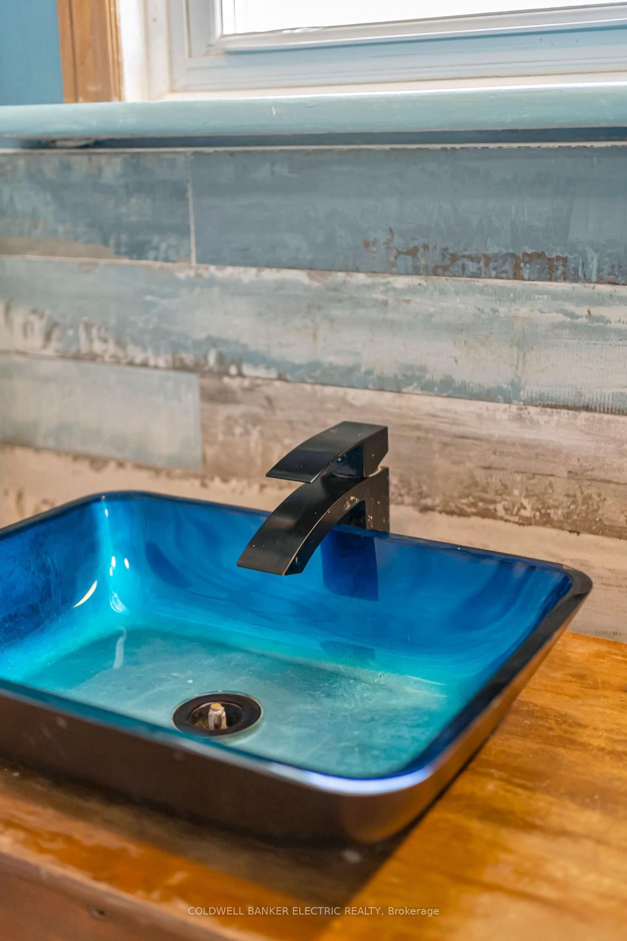 Detached House for sale at 112 Lansdowne Street, Peterborough, Ontario, K9J 1Y1 - Town Ward 3 - MLS: X12940304