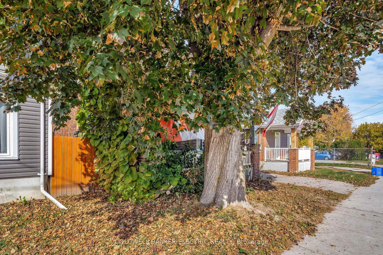 Detached House for sale at 112 Lansdowne Street, Peterborough, Ontario, K9J 1Y1 - Town Ward 3 - MLS: X12940304