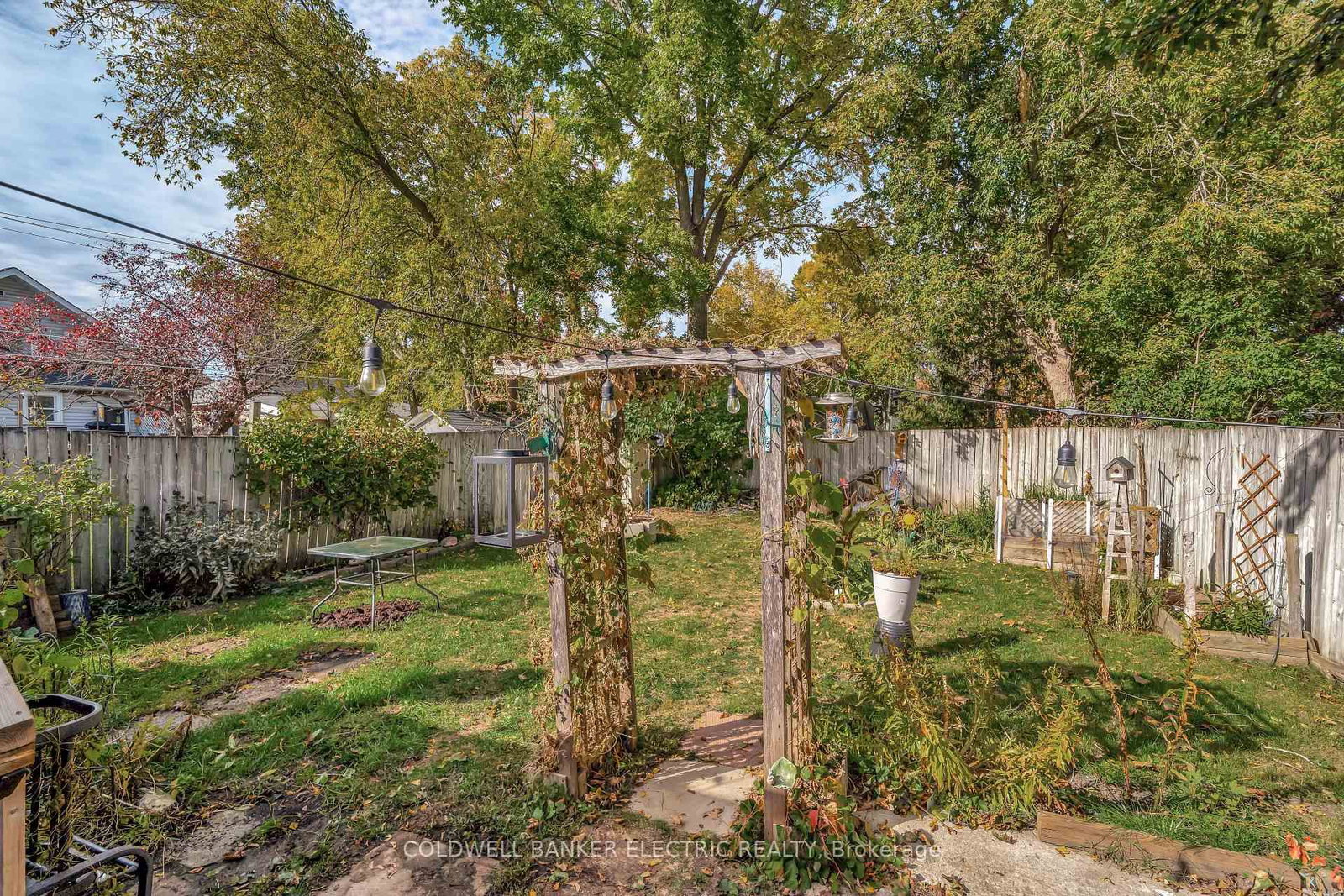 Detached House for sale at 112 Lansdowne Street, Peterborough, Ontario, K9J 1Y1 - Town Ward 3 - MLS: X12940304