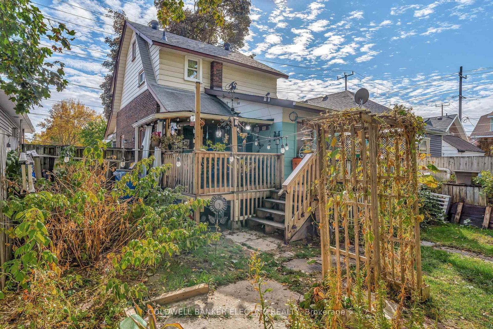 Detached House for sale at 112 Lansdowne Street, Peterborough, Ontario, K9J 1Y1 - Town Ward 3 - MLS: X12940304