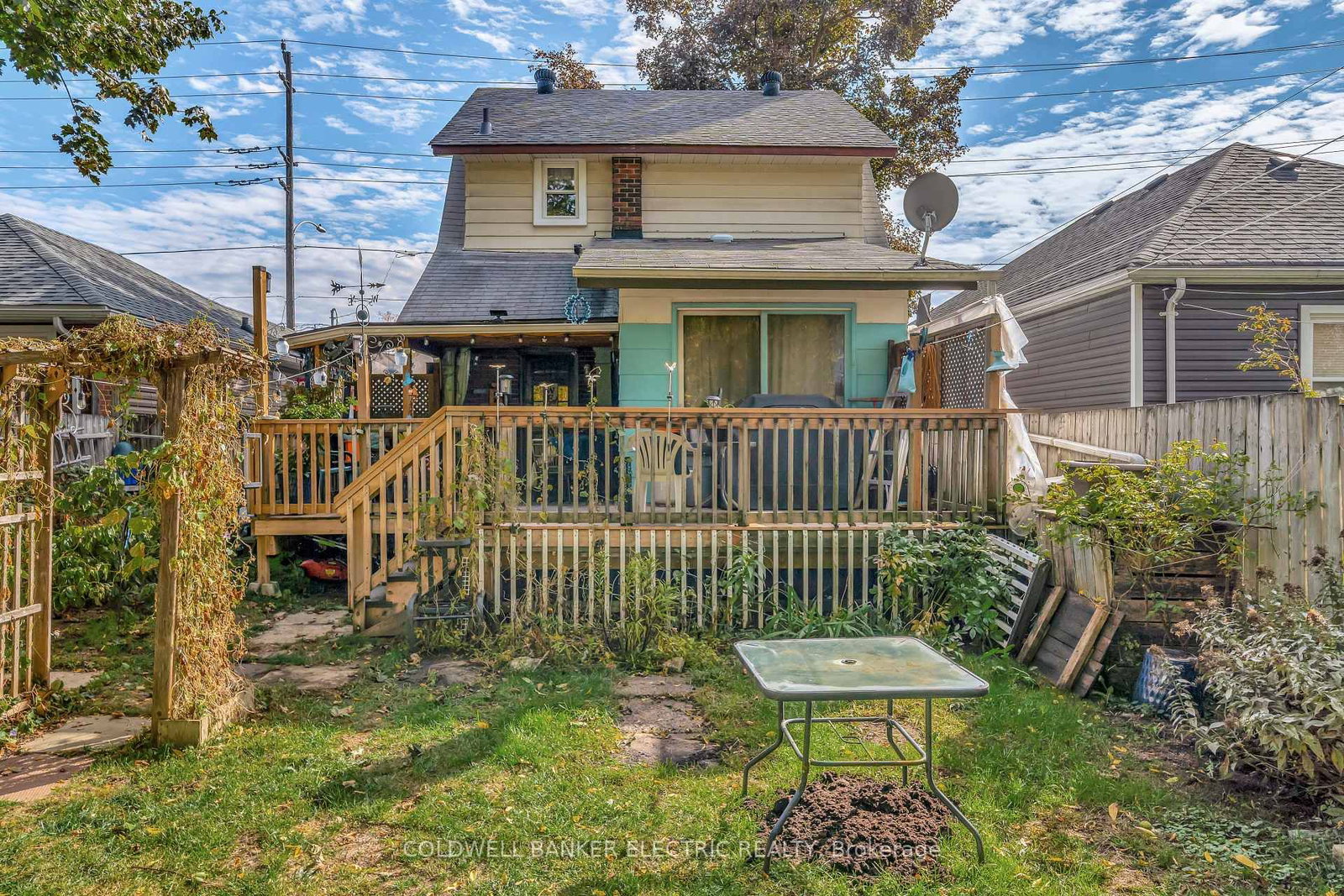 Detached House for sale at 112 Lansdowne Street, Peterborough, Ontario, K9J 1Y1 - Town Ward 3 - MLS: X12940304