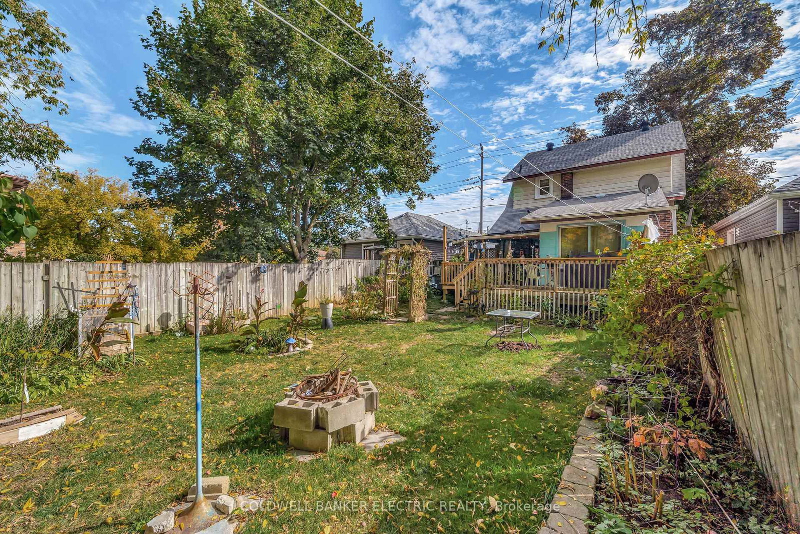 Detached House for sale at 112 Lansdowne Street, Peterborough, Ontario, K9J 1Y1 - Town Ward 3 - MLS: X12940304