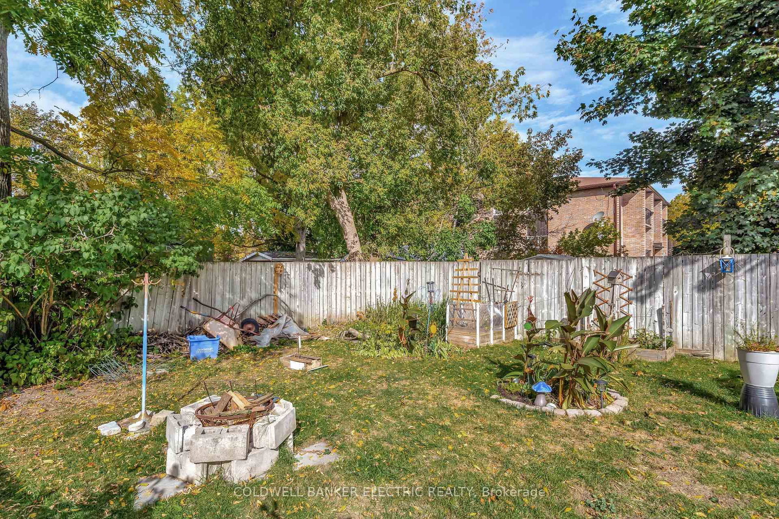 Detached House for sale at 112 Lansdowne Street, Peterborough, Ontario, K9J 1Y1 - Town Ward 3 - MLS: X12940304