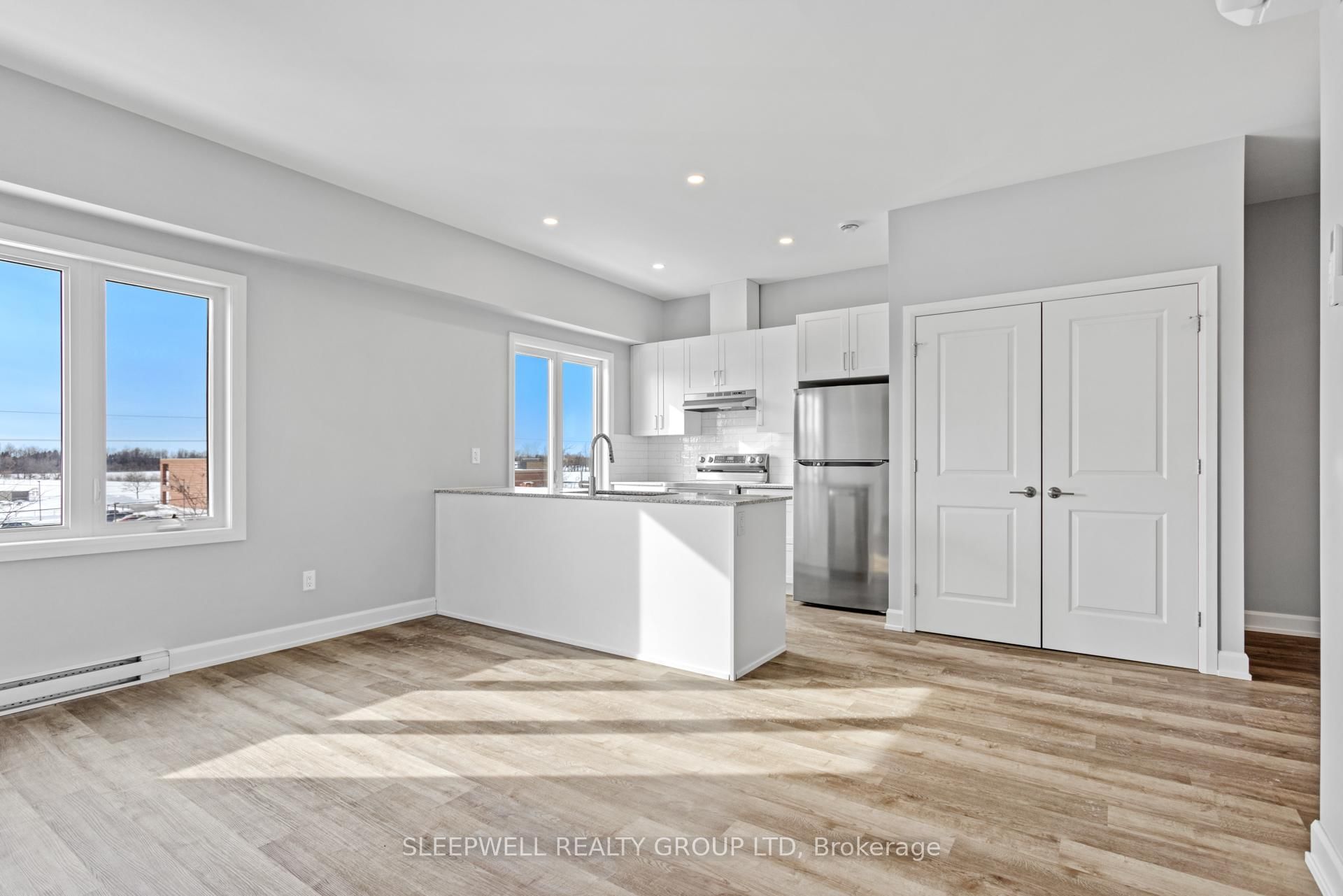 979 North Russell Road, Unit 305