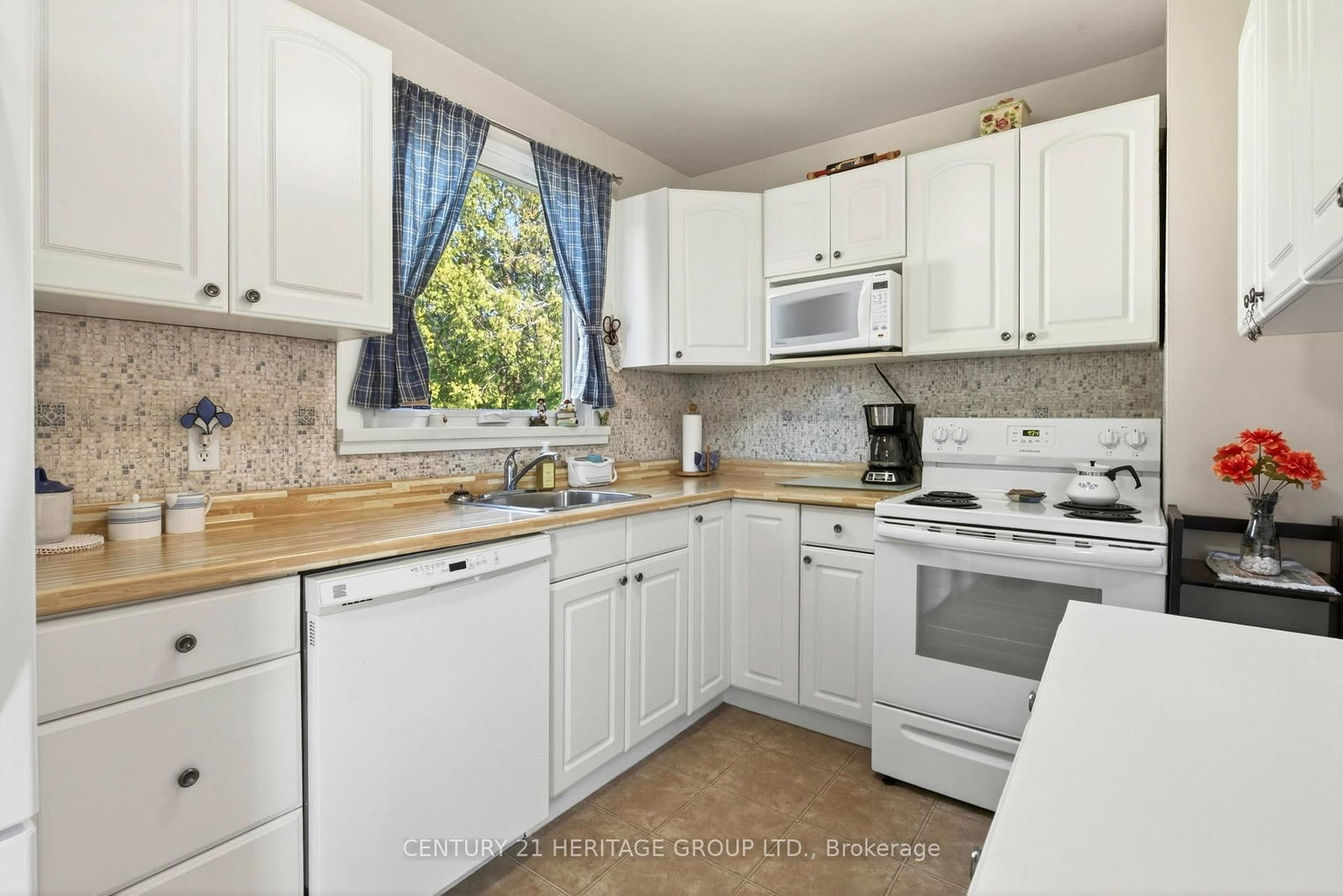 Detached House for sale at 944 Garth Street, Hamilton, Ontario, L9C 4L2 - Gilbert - MLS: X12940764