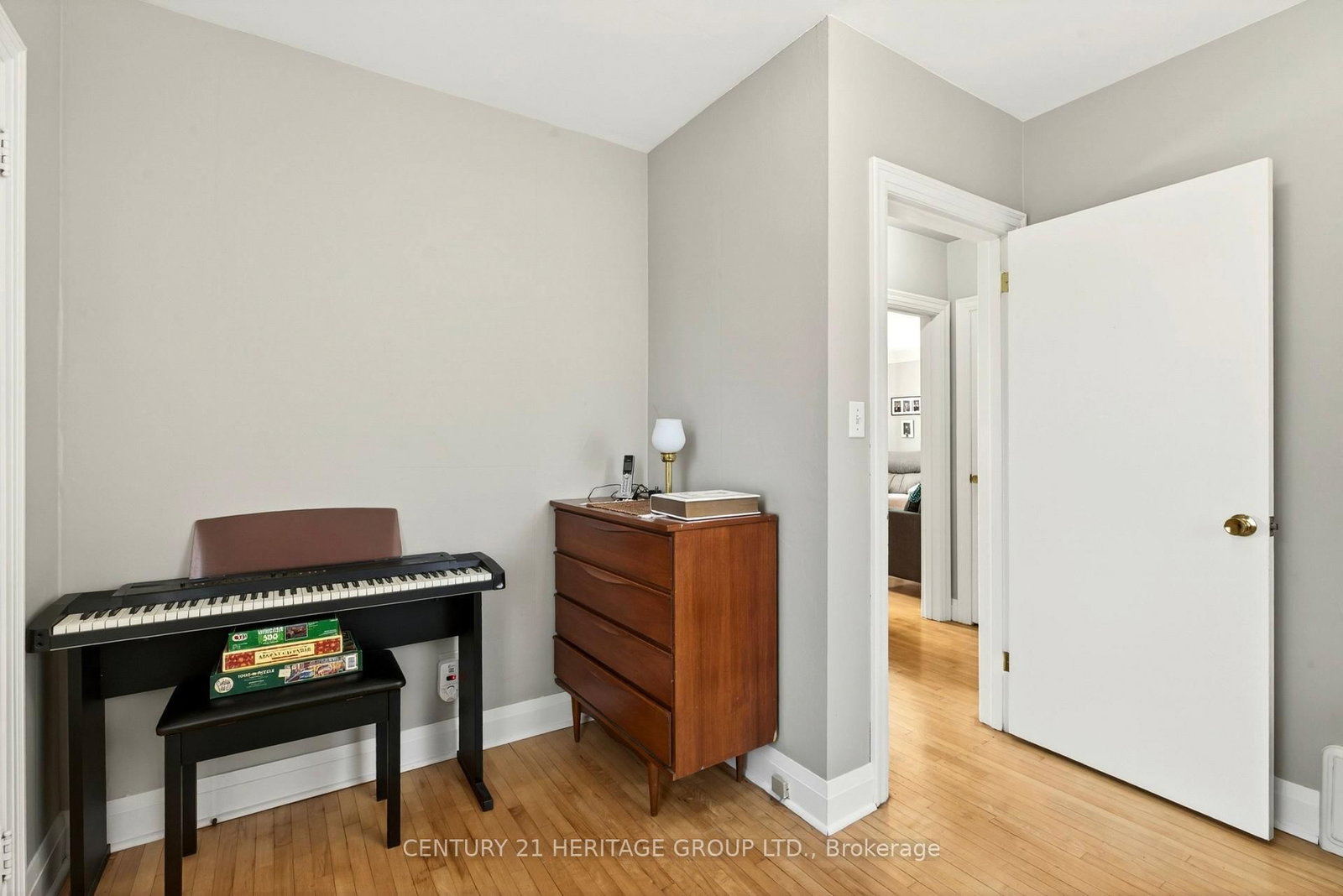 Detached House for sale at 944 Garth Street, Hamilton, Ontario, L9C 4L2 - Gilbert - MLS: X12940764