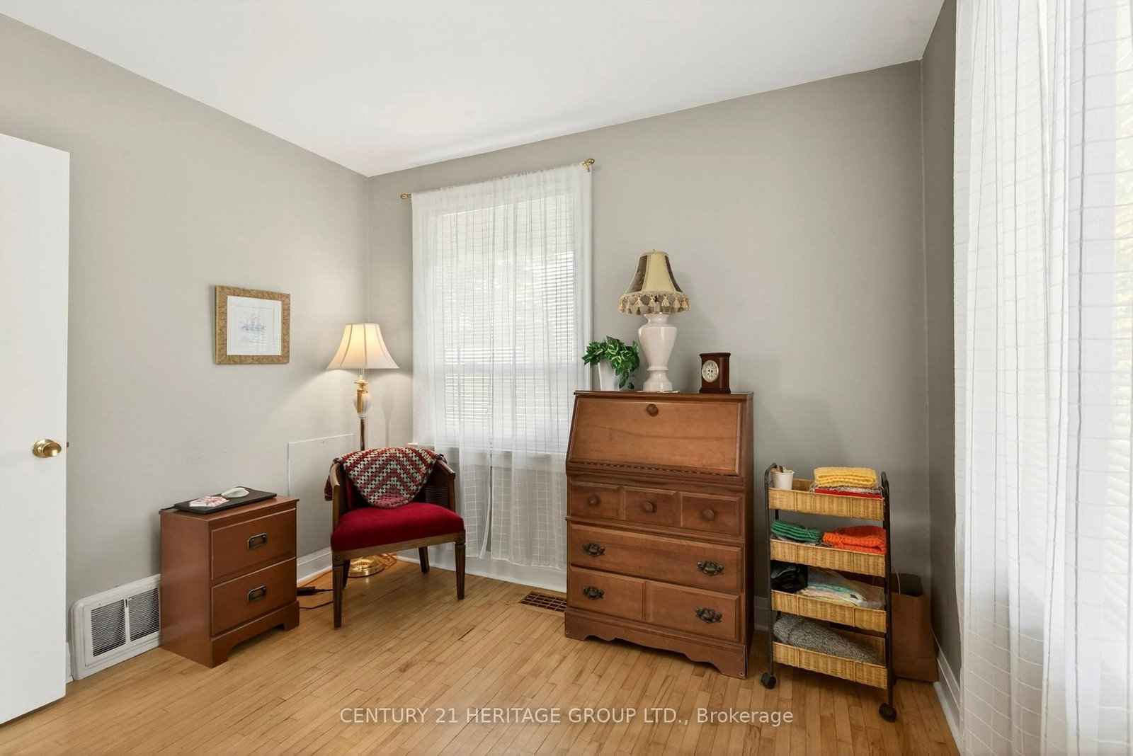 Detached House for sale at 944 Garth Street, Hamilton, Ontario, L9C 4L2 - Gilbert - MLS: X12940764