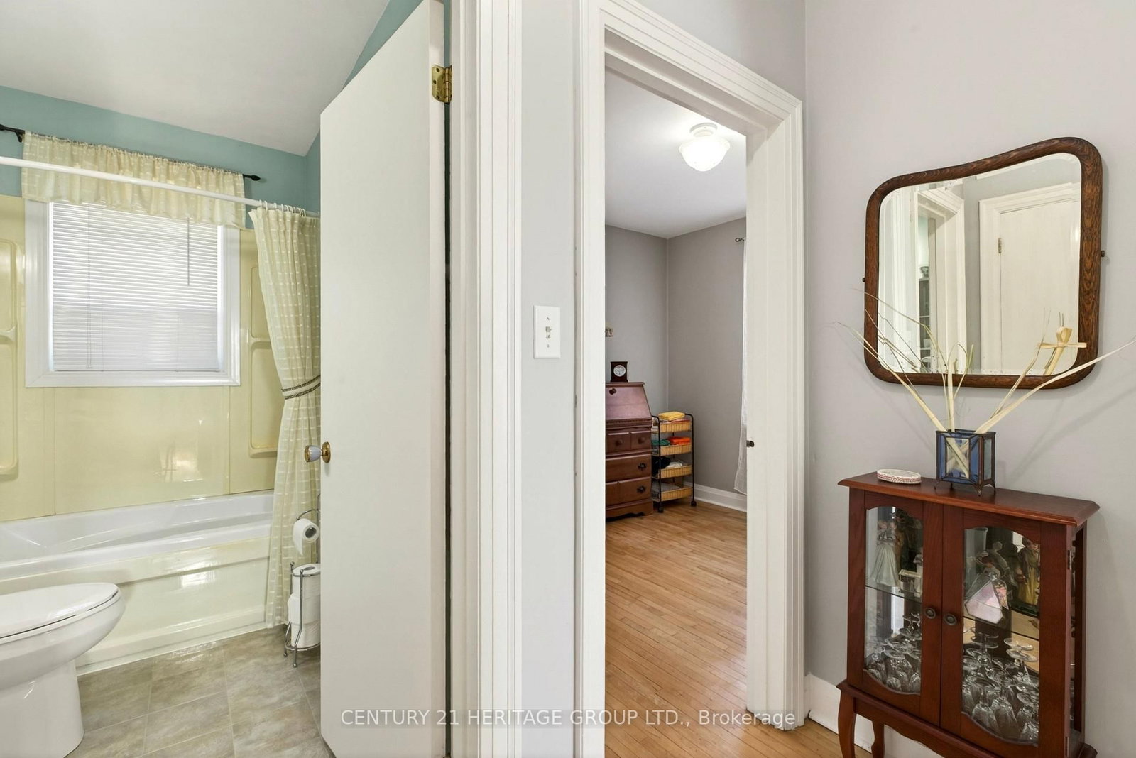 Detached House for sale at 944 Garth Street, Hamilton, Ontario, L9C 4L2 - Gilbert - MLS: X12940764