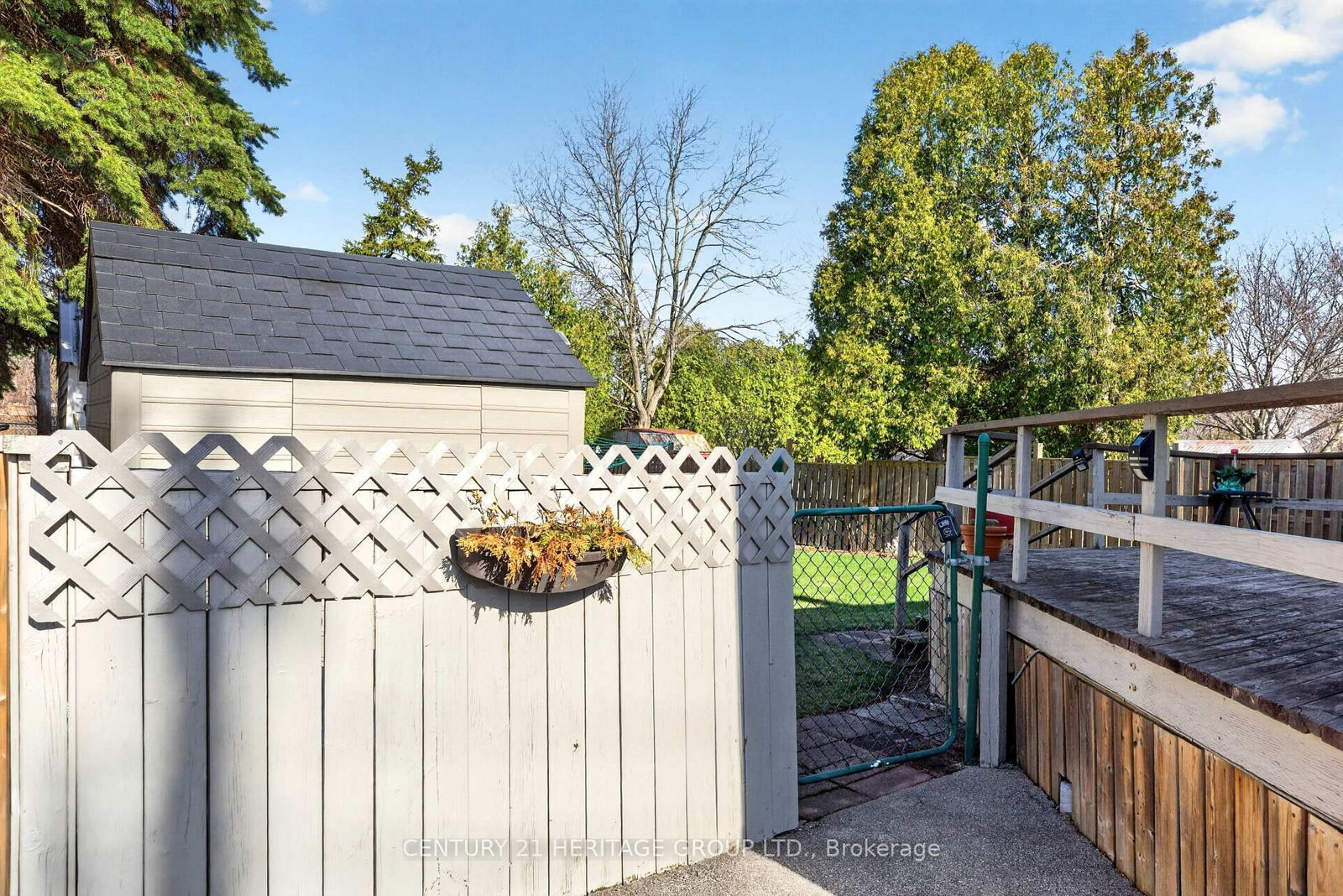 Detached House for sale at 944 Garth Street, Hamilton, Ontario, L9C 4L2 - Gilbert - MLS: X12940764