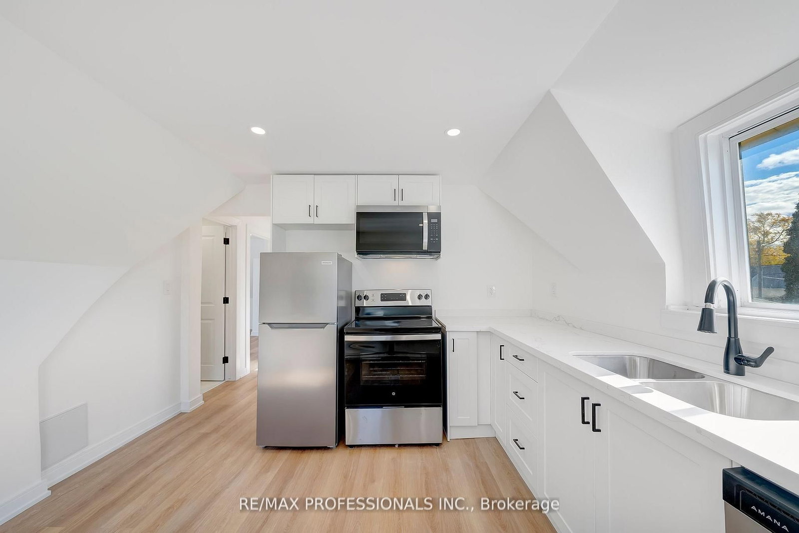 27 Oakdale Avenue - Photo 10