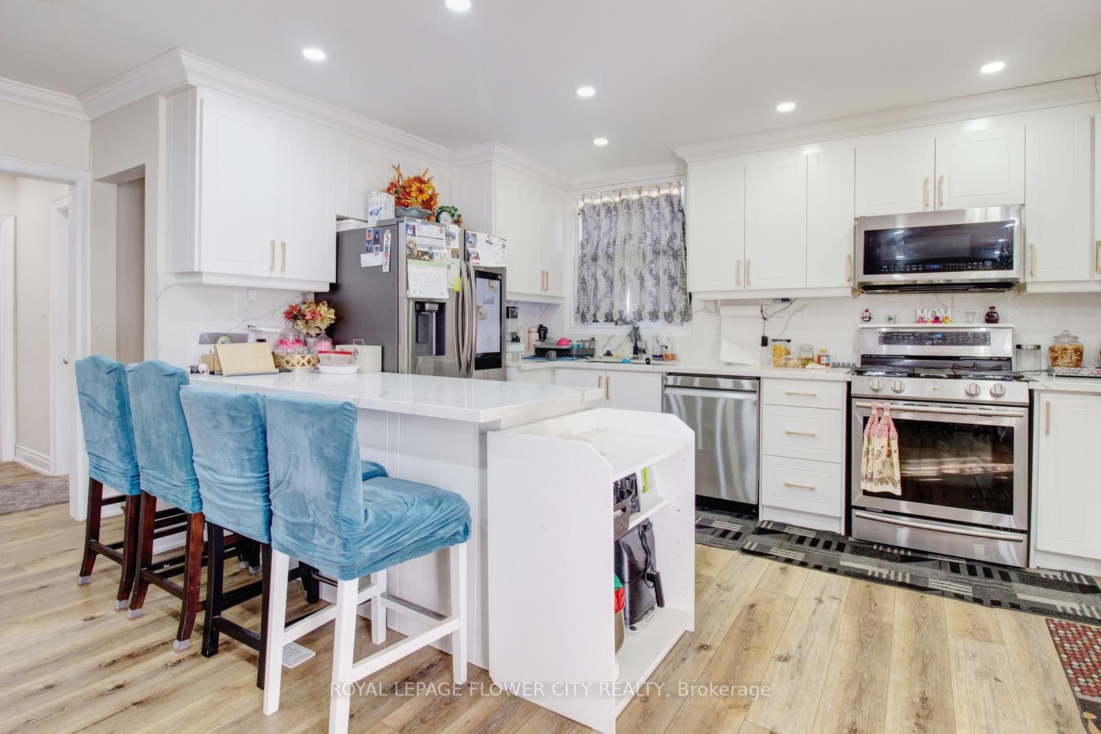 Detached House for sale at 823 Queensdale Avenue, Hamilton, Ontario, L8V 1M7 - Raleigh - MLS: X12941502