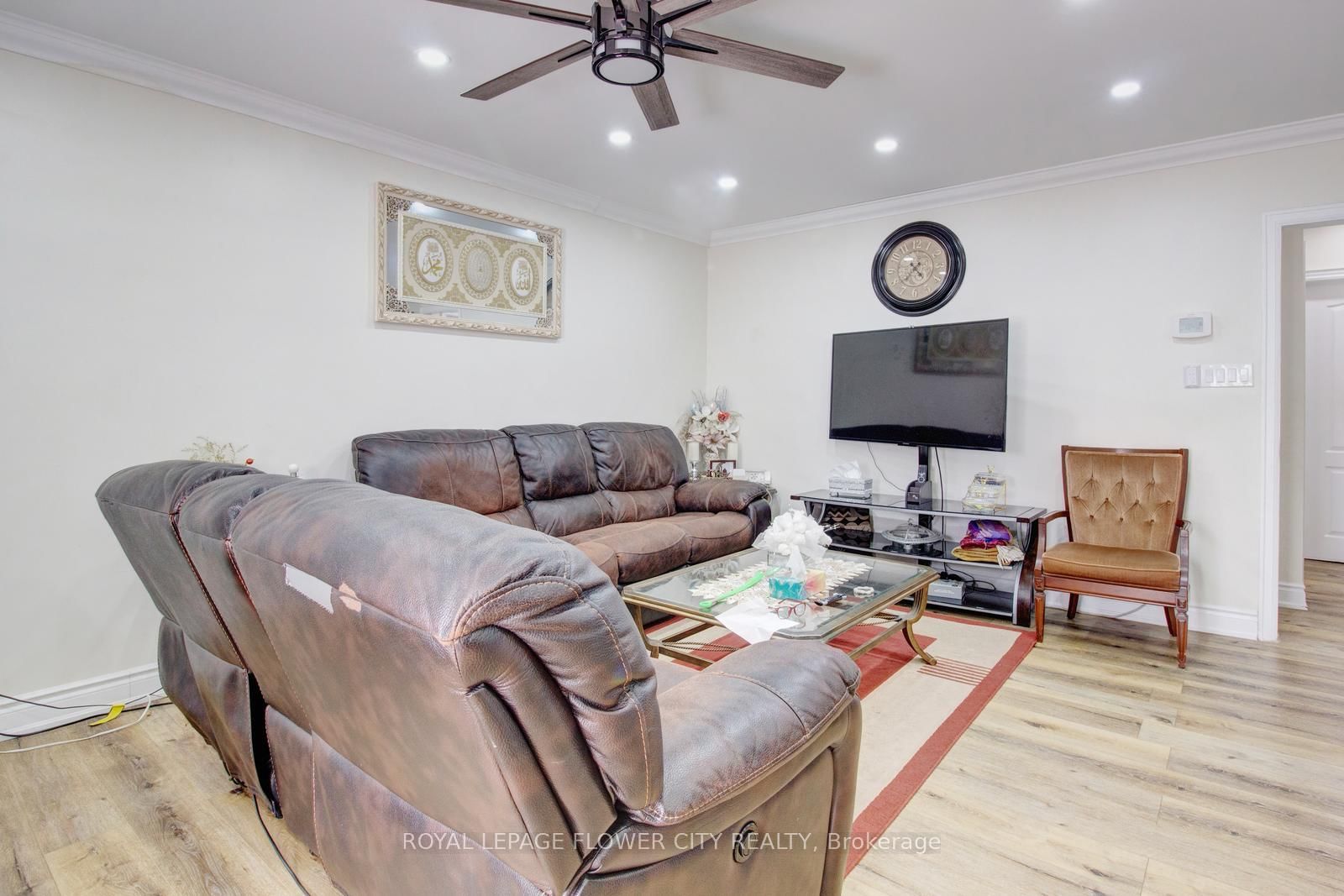 Detached House for sale at 823 Queensdale Avenue, Hamilton, Ontario, L8V 1M7 - Raleigh - MLS: X12941502