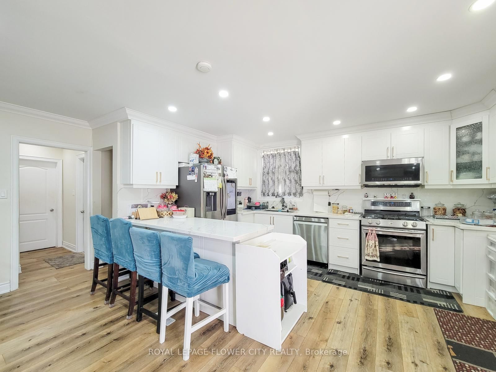 Detached House for sale at 823 Queensdale Avenue, Hamilton, Ontario, L8V 1M7 - Raleigh - MLS: X12941502