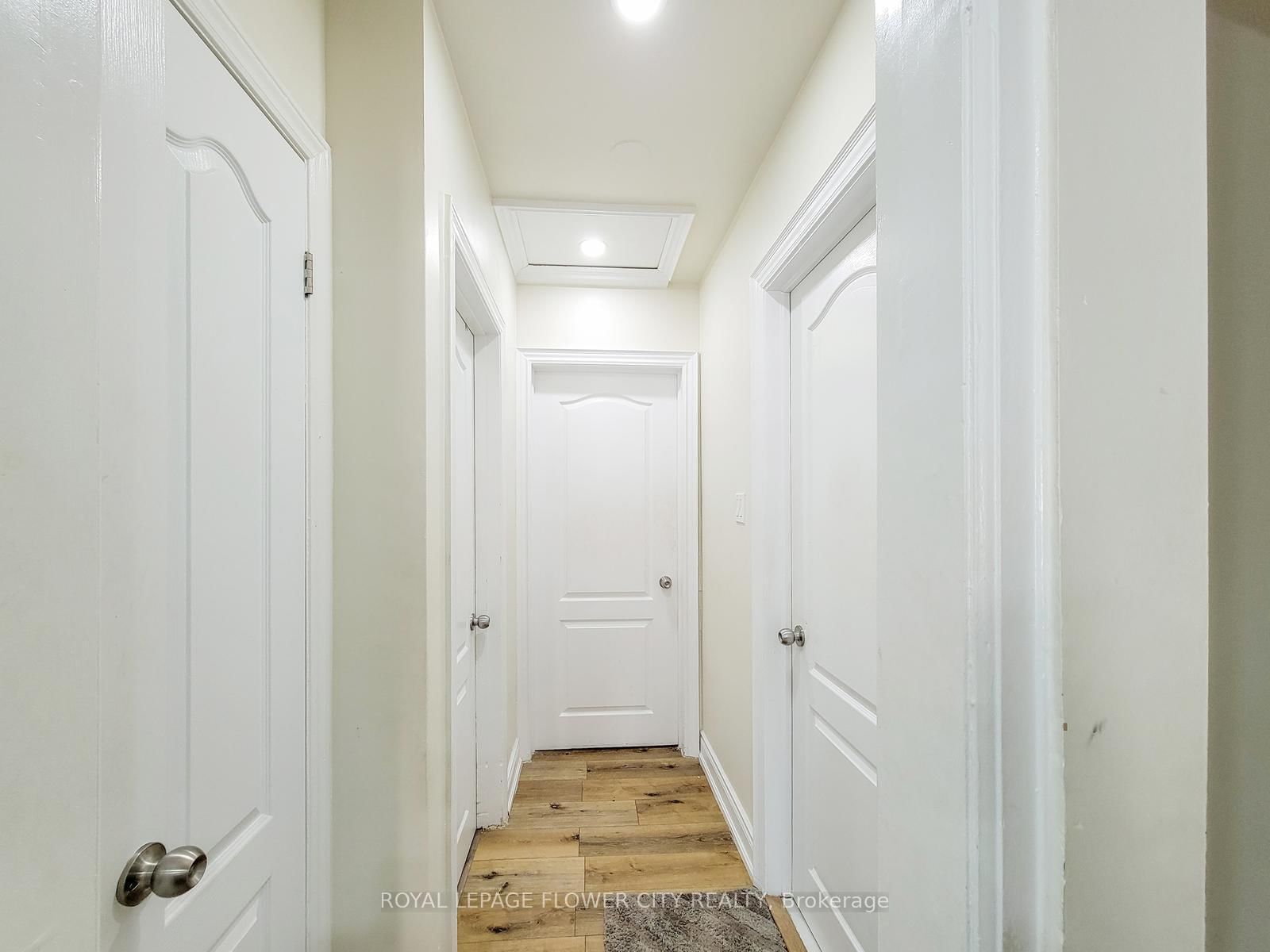 Detached House for sale at 823 Queensdale Avenue, Hamilton, Ontario, L8V 1M7 - Raleigh - MLS: X12941502