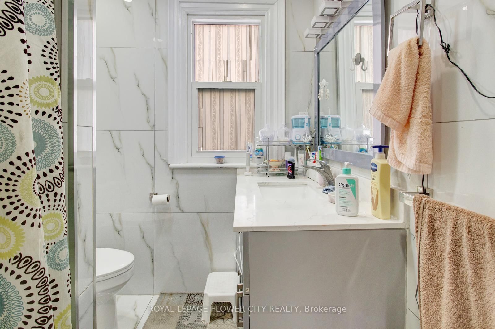 Detached House for sale at 823 Queensdale Avenue, Hamilton, Ontario, L8V 1M7 - Raleigh - MLS: X12941502