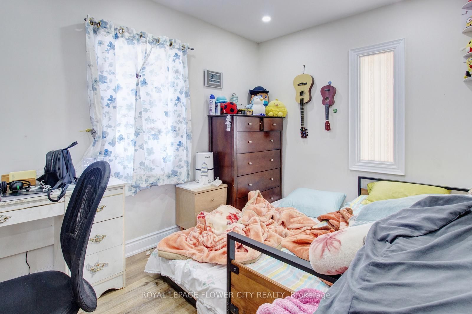 Detached House for sale at 823 Queensdale Avenue, Hamilton, Ontario, L8V 1M7 - Raleigh - MLS: X12941502