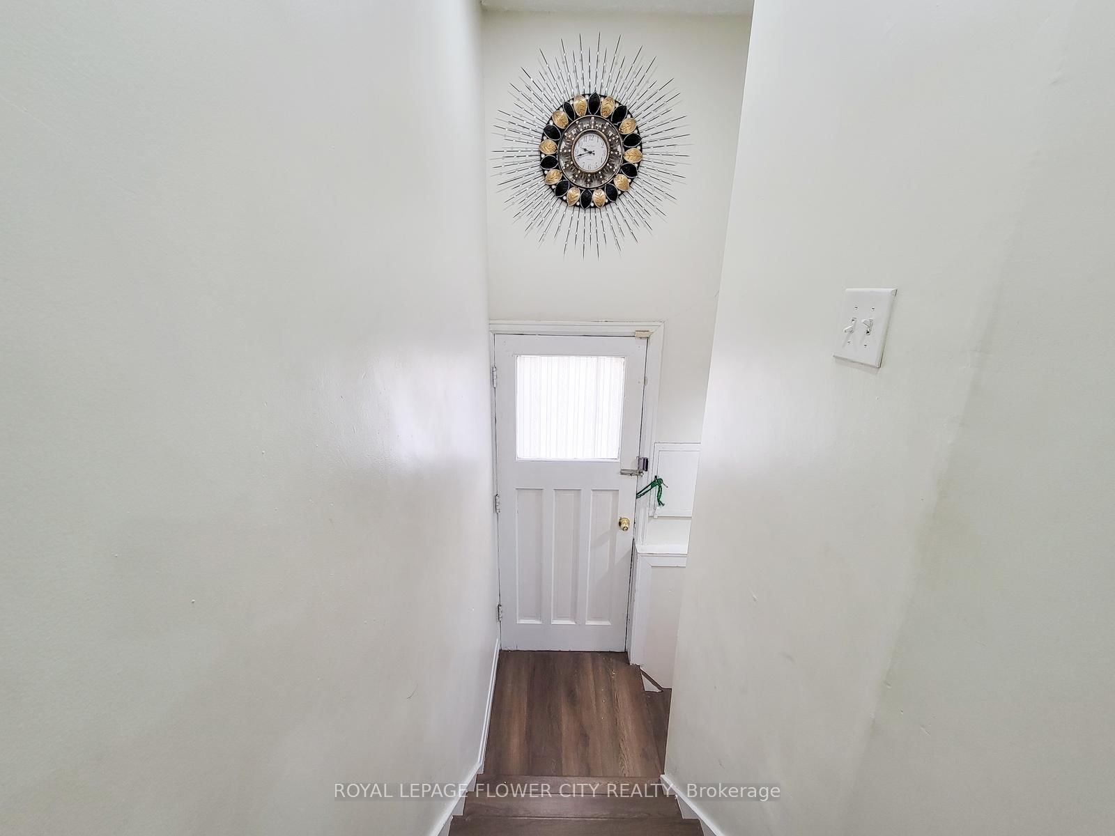 Detached House for sale at 823 Queensdale Avenue, Hamilton, Ontario, L8V 1M7 - Raleigh - MLS: X12941502