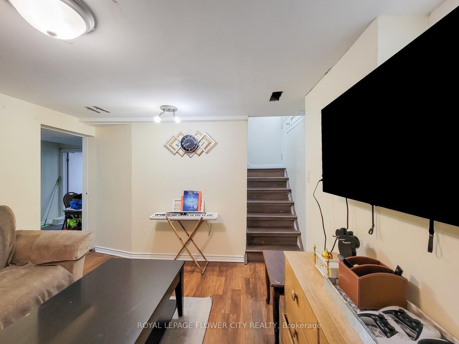 Detached House for sale at 823 Queensdale Avenue, Hamilton, Ontario, L8V 1M7 - Raleigh - MLS: X12941502