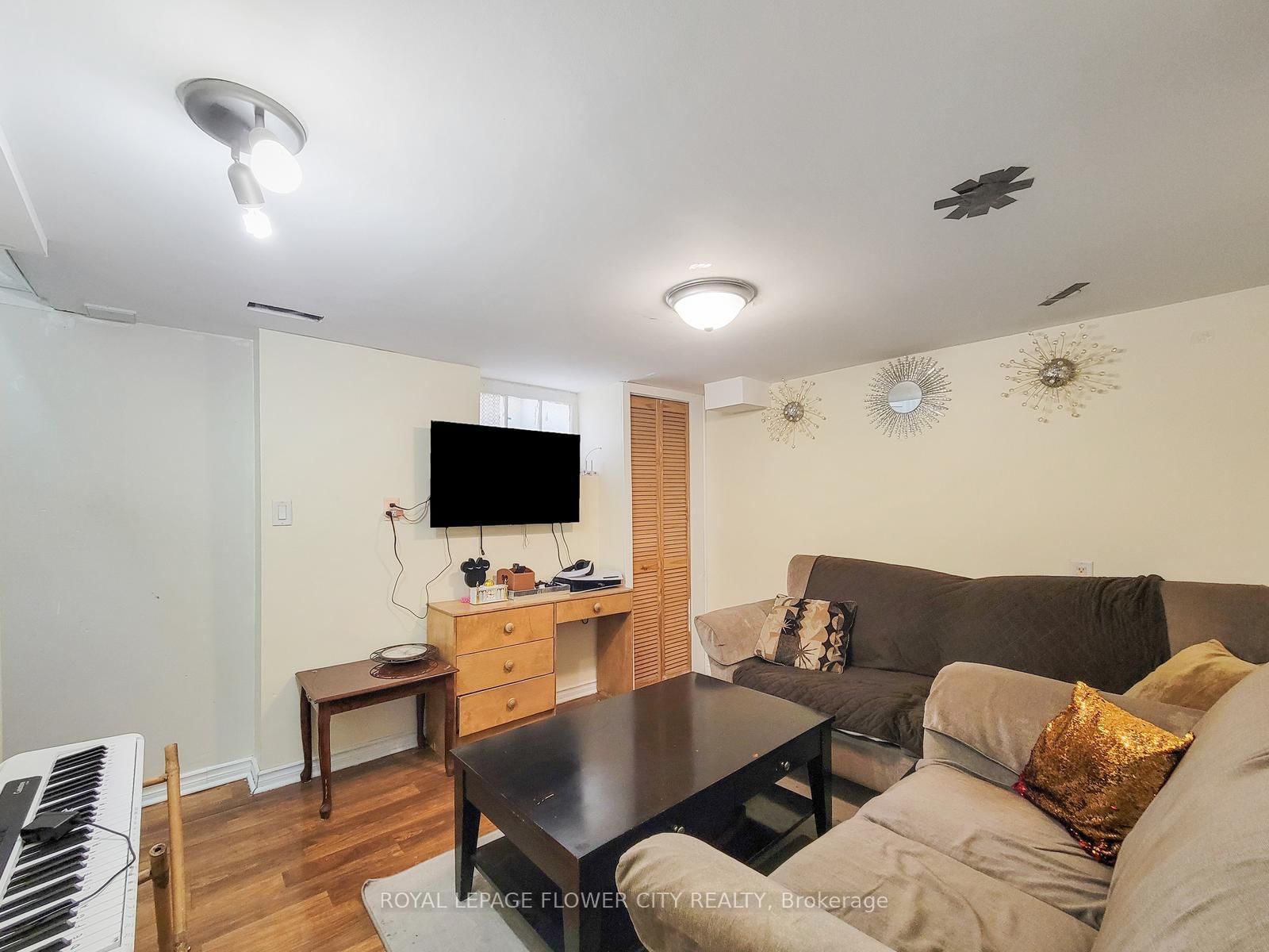 Detached House for sale at 823 Queensdale Avenue, Hamilton, Ontario, L8V 1M7 - Raleigh - MLS: X12941502