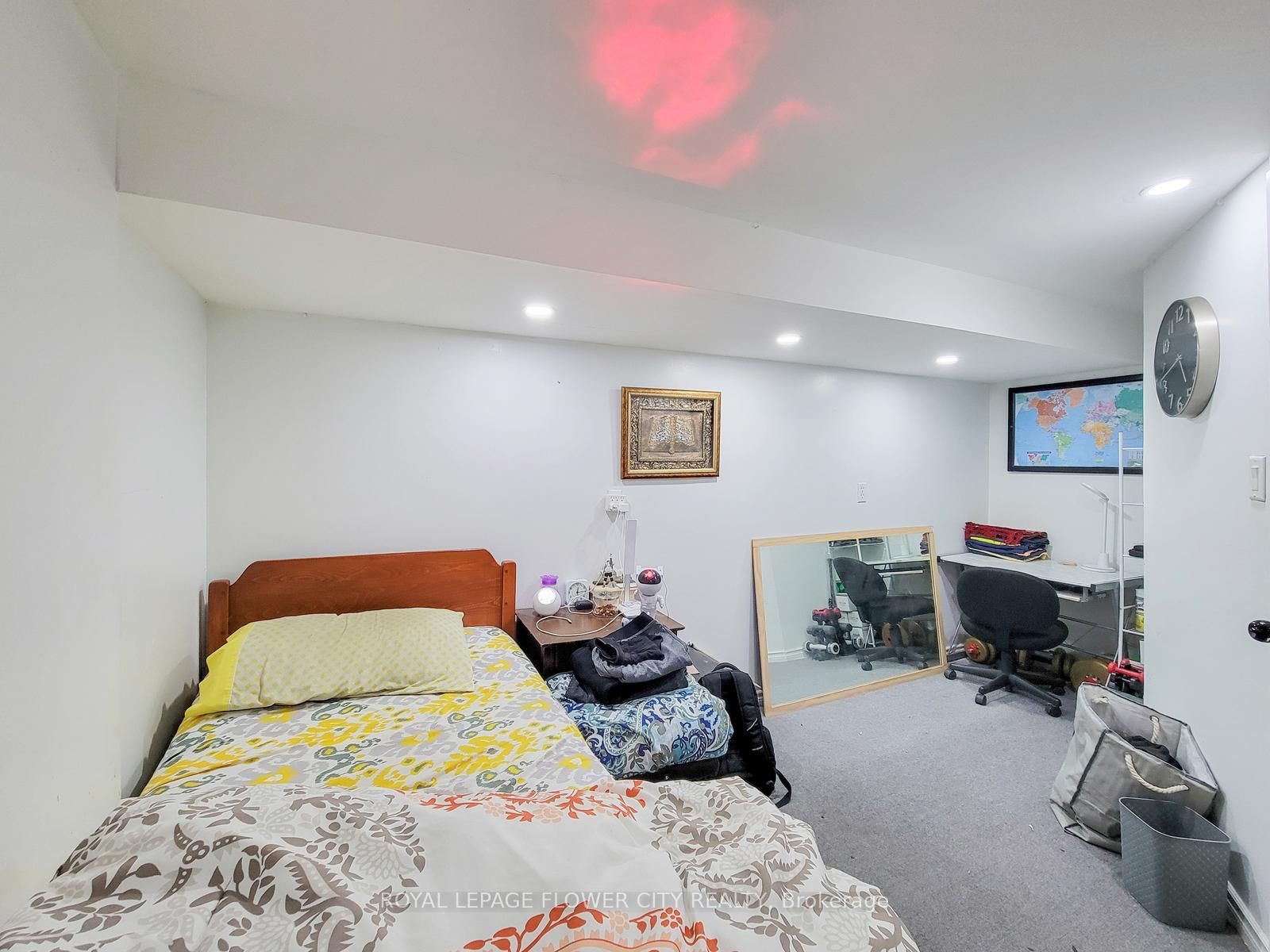 Detached House for sale at 823 Queensdale Avenue, Hamilton, Ontario, L8V 1M7 - Raleigh - MLS: X12941502