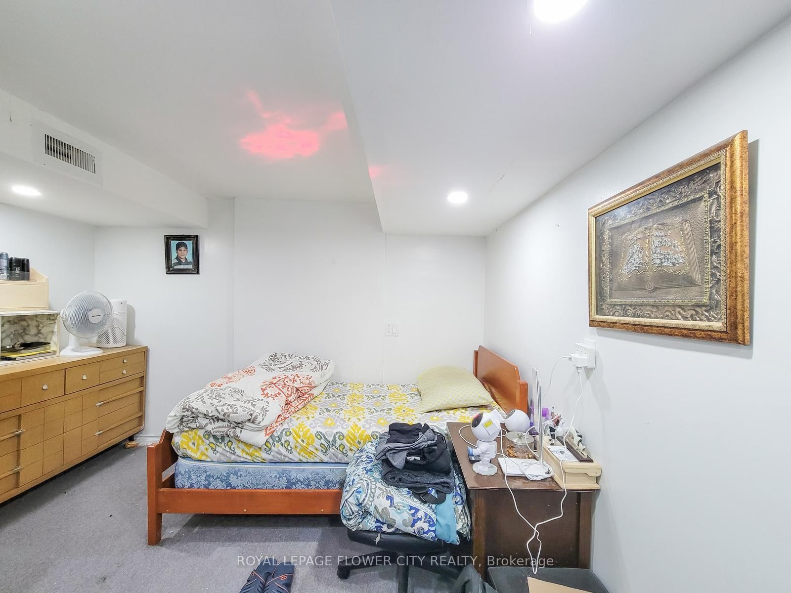 Detached House for sale at 823 Queensdale Avenue, Hamilton, Ontario, L8V 1M7 - Raleigh - MLS: X12941502