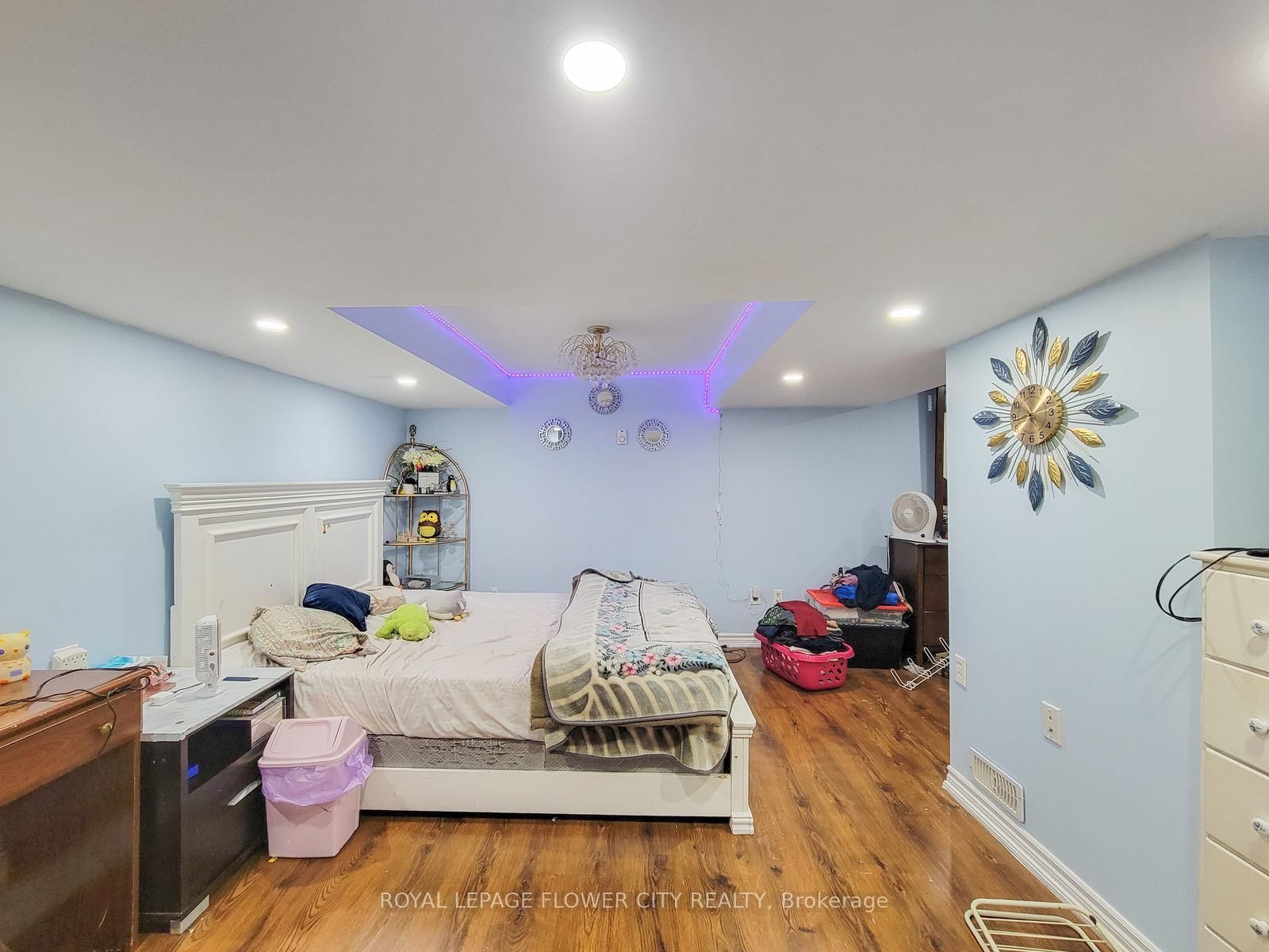 Detached House for sale at 823 Queensdale Avenue, Hamilton, Ontario, L8V 1M7 - Raleigh - MLS: X12941502