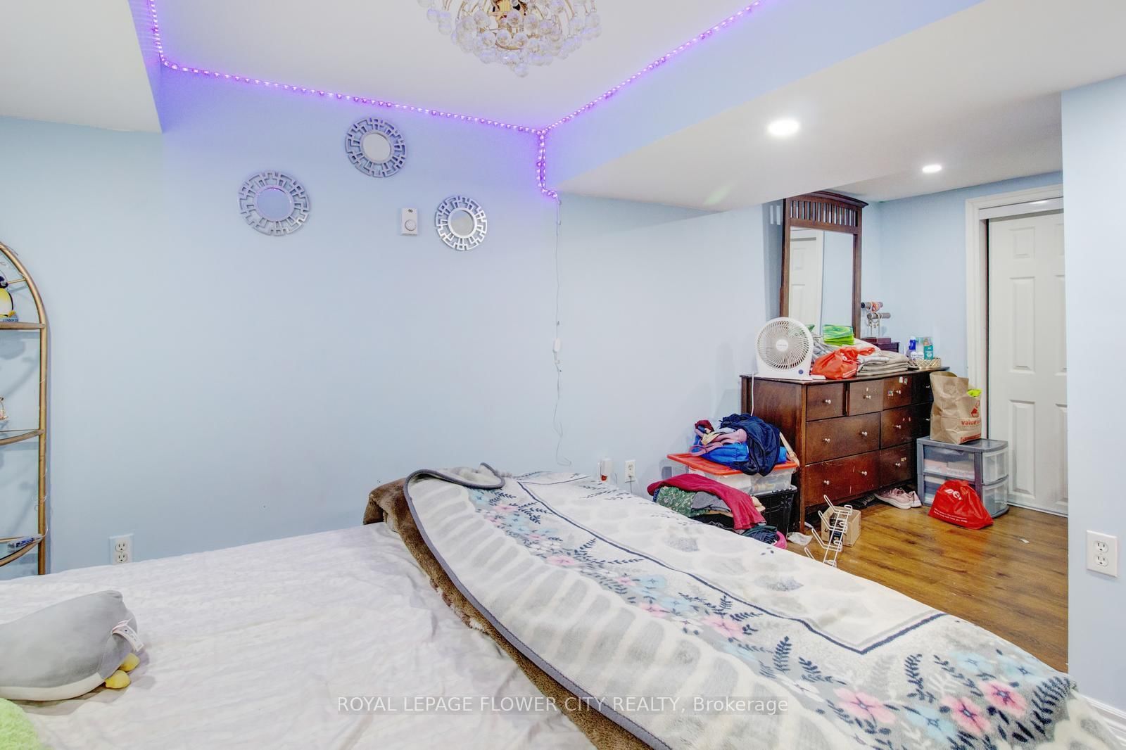 Detached House for sale at 823 Queensdale Avenue, Hamilton, Ontario, L8V 1M7 - Raleigh - MLS: X12941502