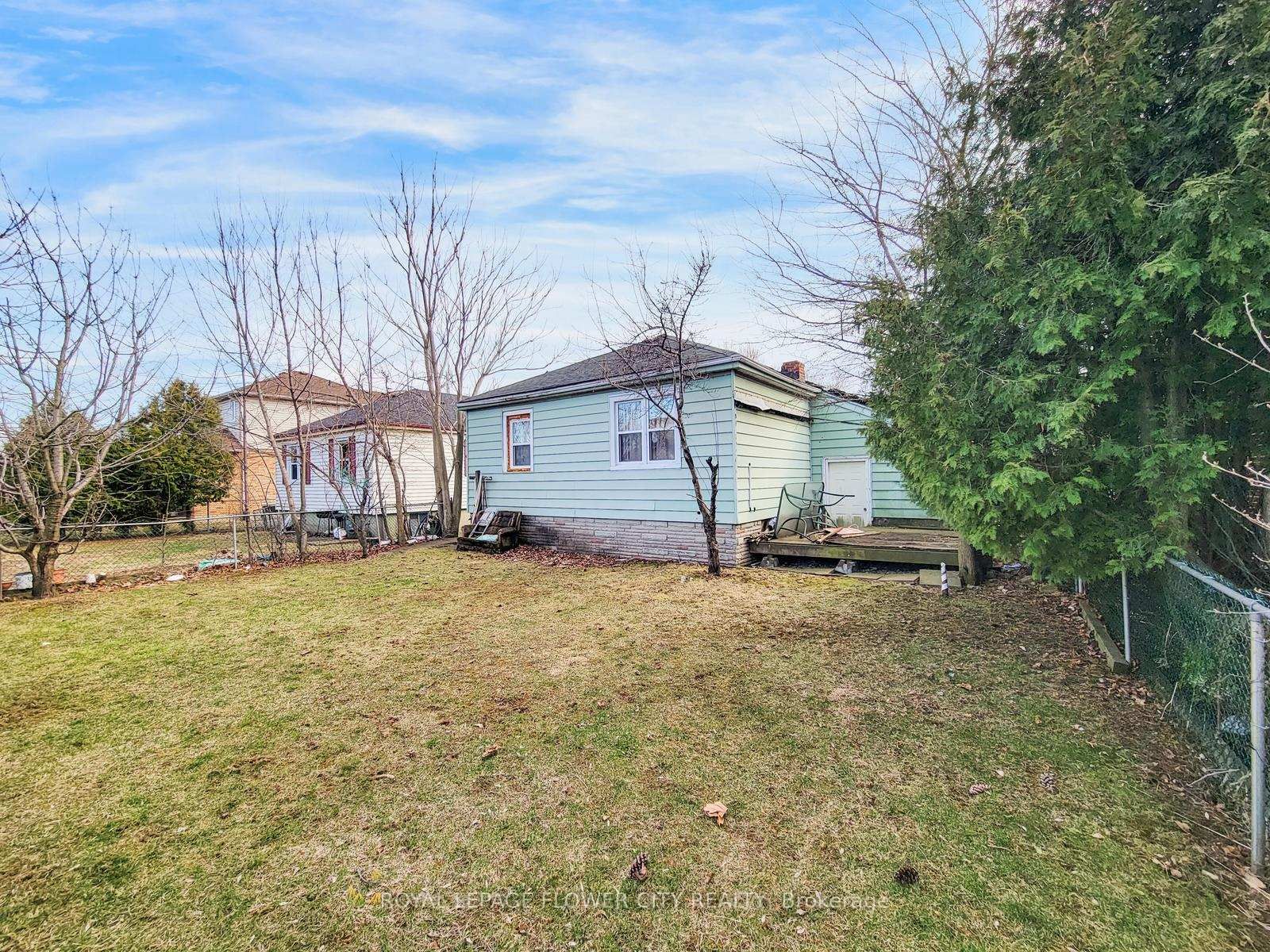 Detached House for sale at 823 Queensdale Avenue, Hamilton, Ontario, L8V 1M7 - Raleigh - MLS: X12941502