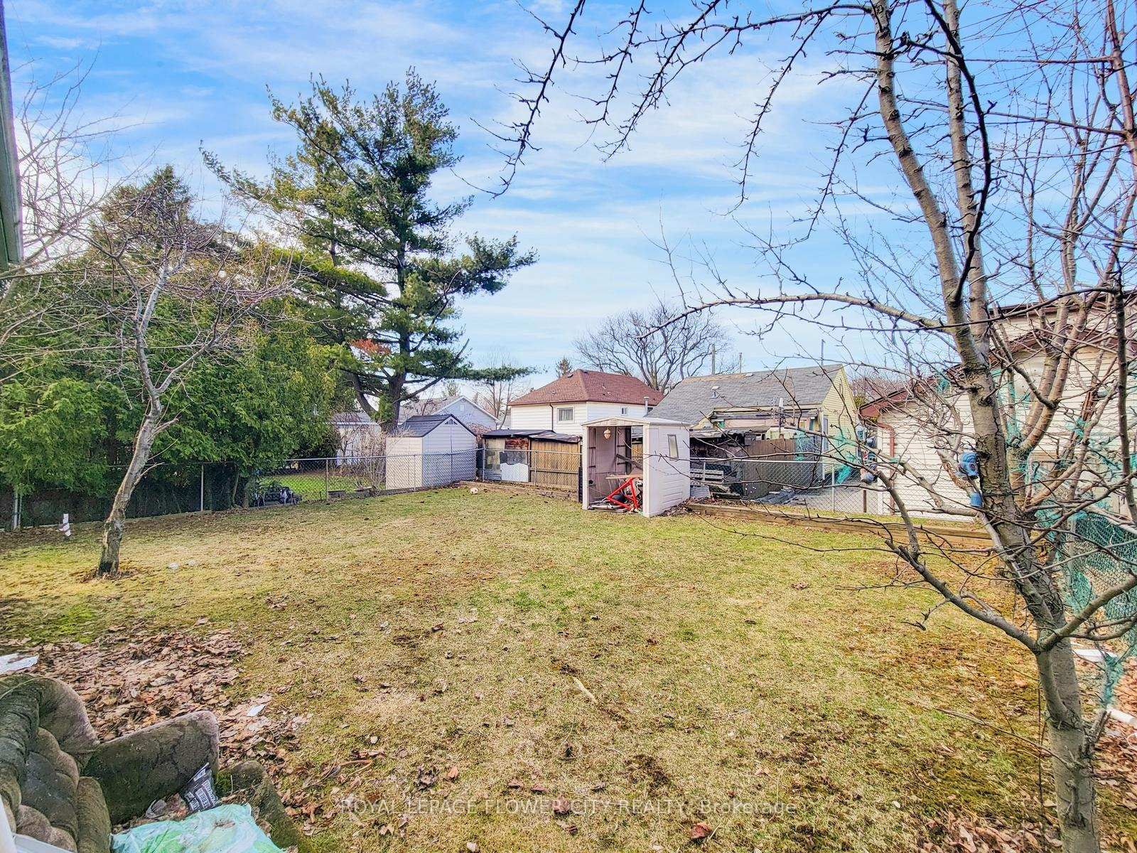 Detached House for sale at 823 Queensdale Avenue, Hamilton, Ontario, L8V 1M7 - Raleigh - MLS: X12941502