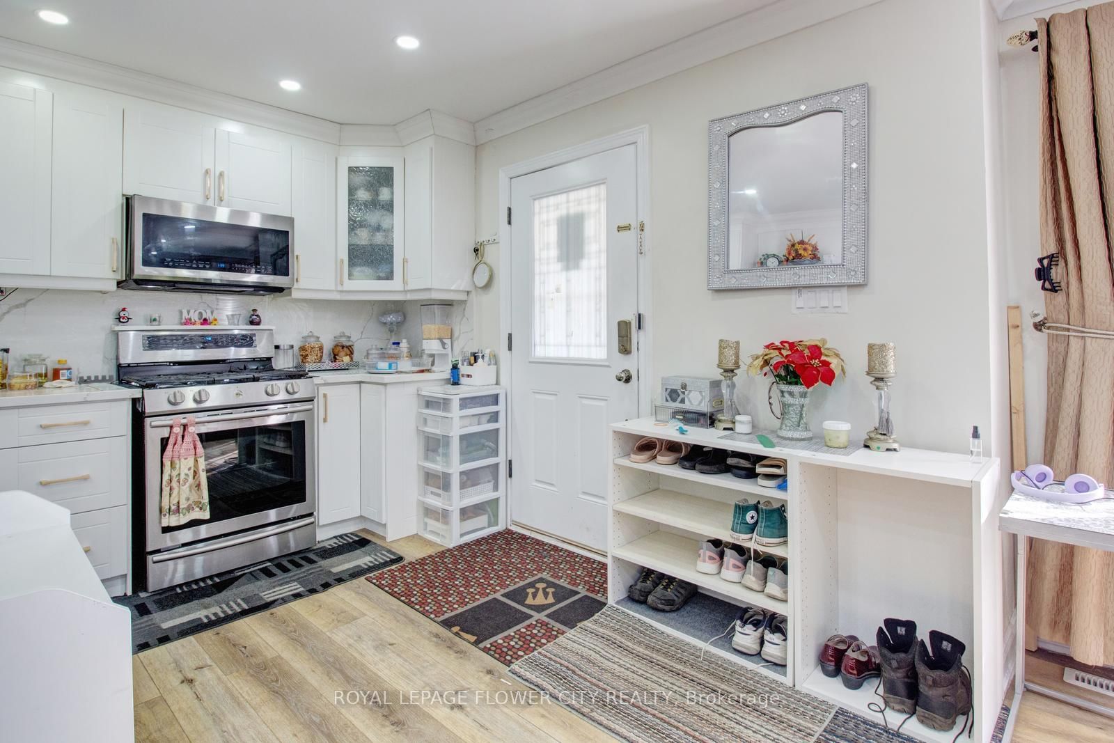 Detached House for sale at 823 Queensdale Avenue, Hamilton, Ontario, L8V 1M7 - Raleigh - MLS: X12941502