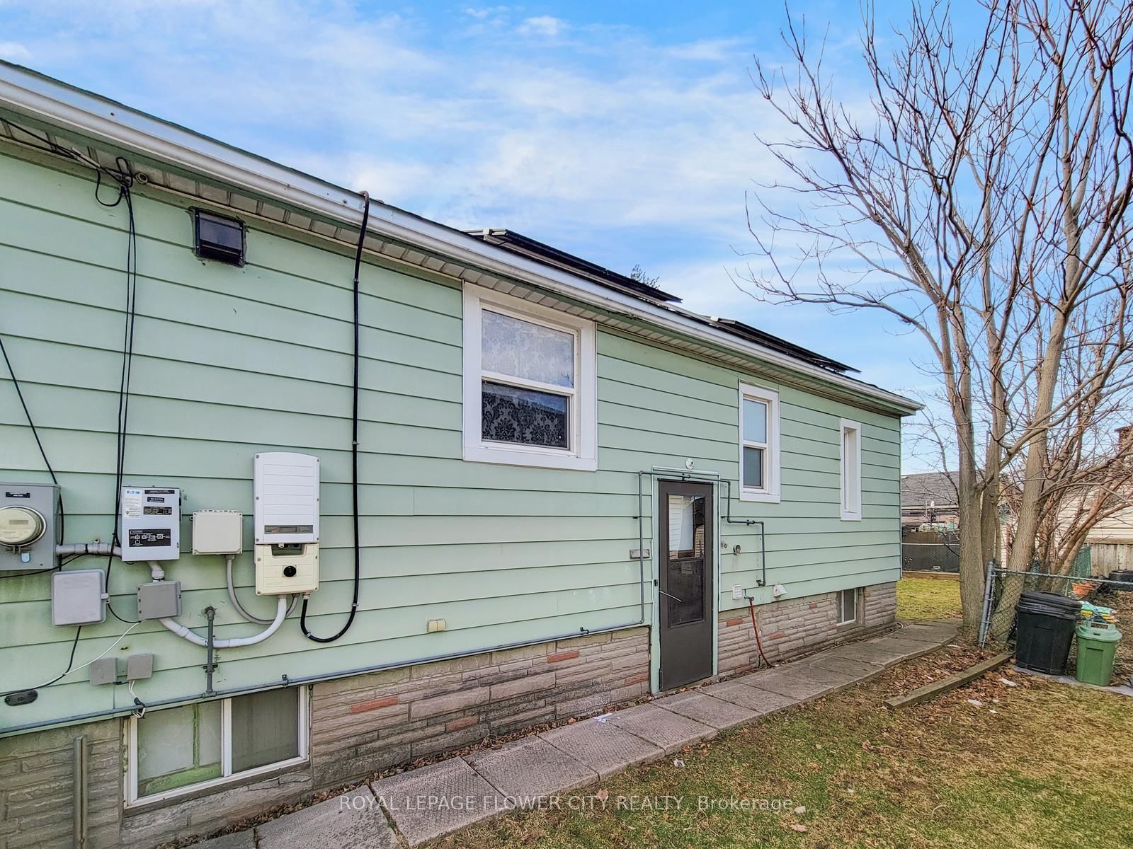 Detached House for sale at 823 Queensdale Avenue, Hamilton, Ontario, L8V 1M7 - Raleigh - MLS: X12941502