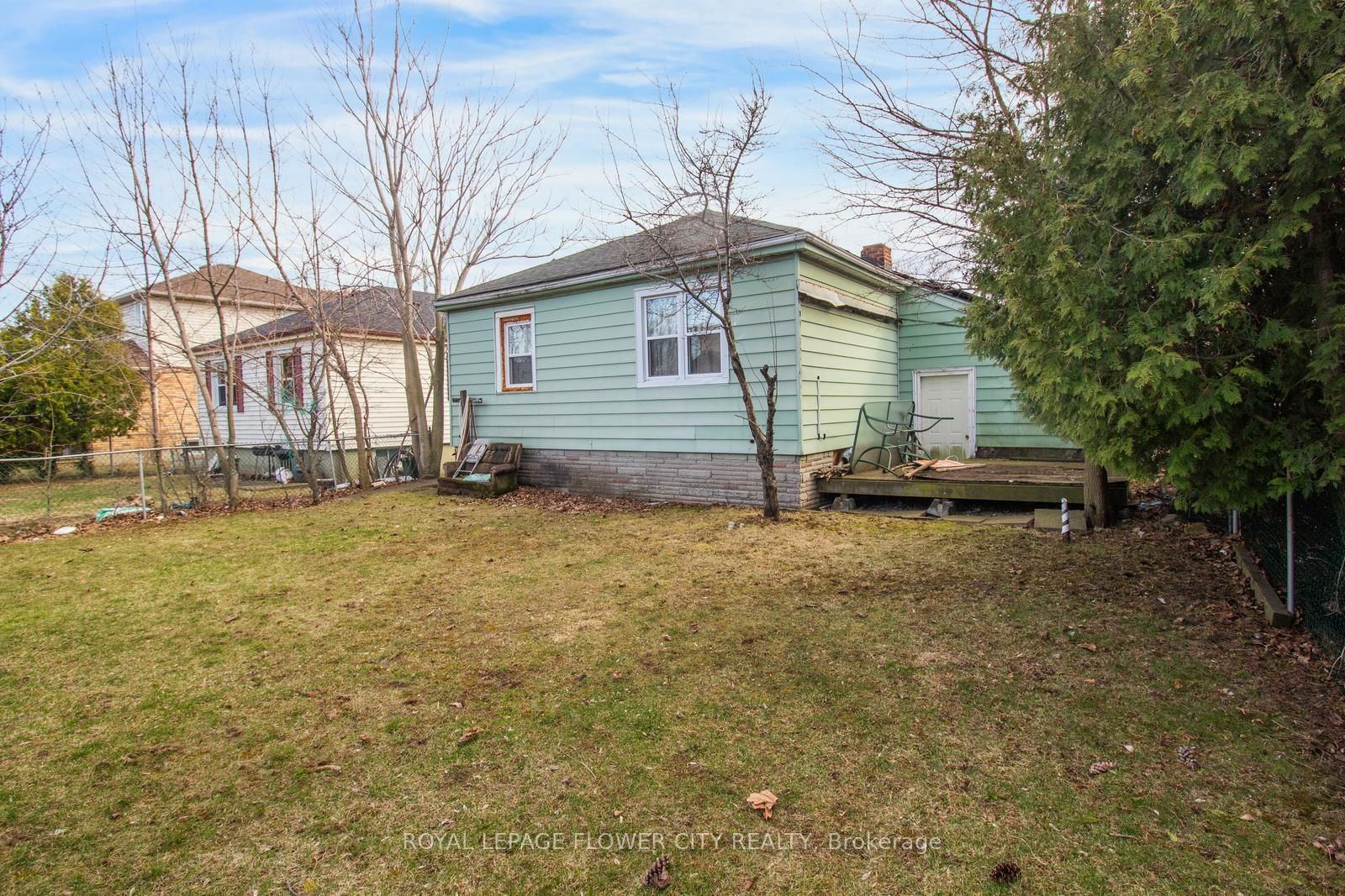 Detached House for sale at 823 Queensdale Avenue, Hamilton, Ontario, L8V 1M7 - Raleigh - MLS: X12941502