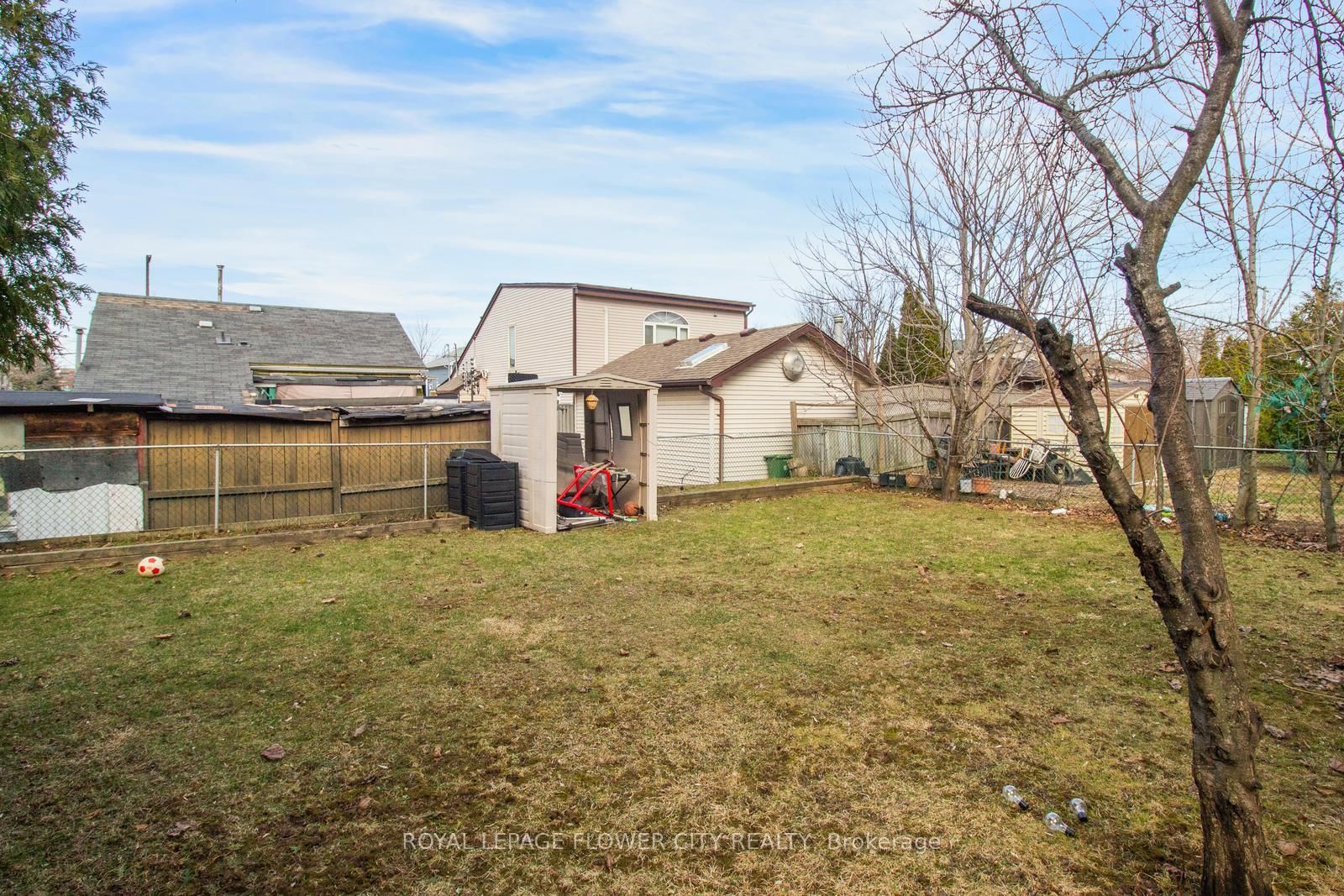 Detached House for sale at 823 Queensdale Avenue, Hamilton, Ontario, L8V 1M7 - Raleigh - MLS: X12941502