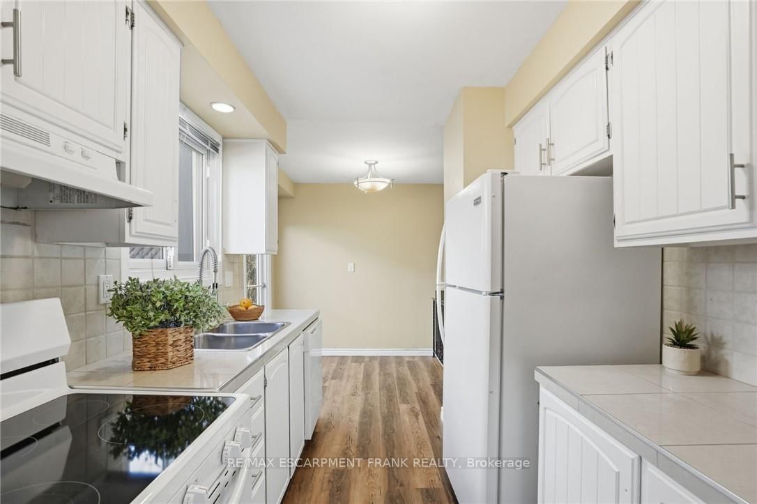 Semi-Detached House for sale at 94 WENDOVER Drive, Hamilton, Ontario, L9C 5X5 - Fessenden - MLS: X12941784