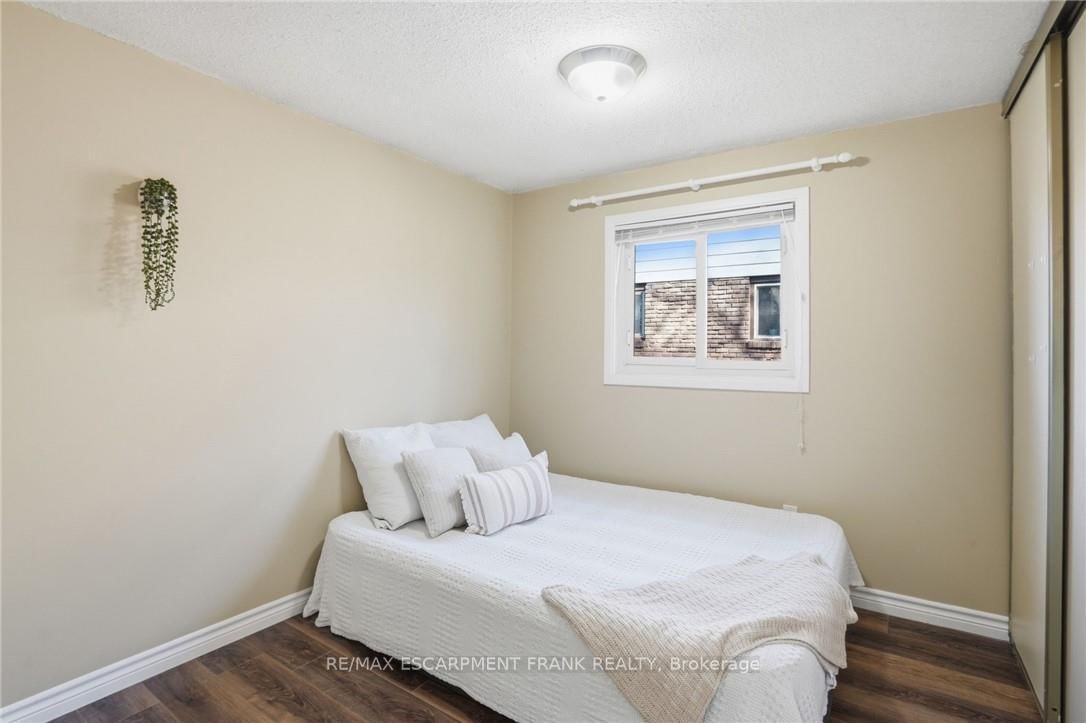 Semi-Detached House for sale at 94 WENDOVER Drive, Hamilton, Ontario, L9C 5X5 - Fessenden - MLS: X12941784