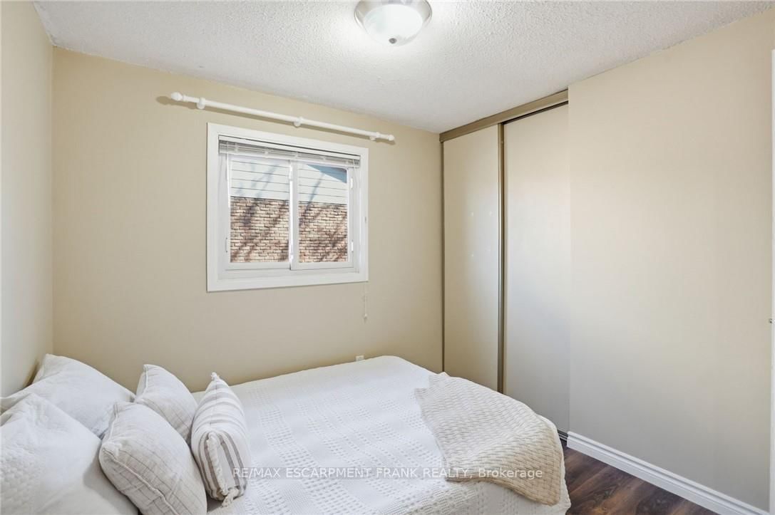 Semi-Detached House for sale at 94 WENDOVER Drive, Hamilton, Ontario, L9C 5X5 - Fessenden - MLS: X12941784