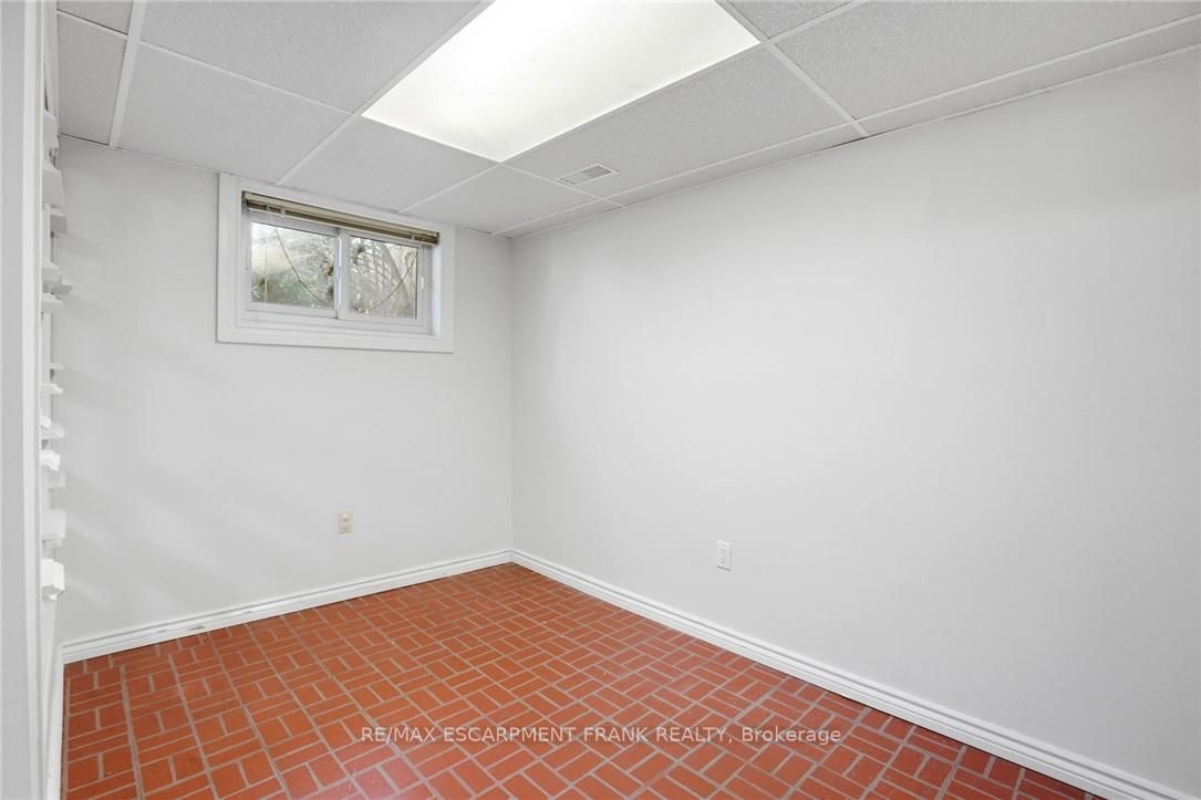 Semi-Detached House for sale at 94 WENDOVER Drive, Hamilton, Ontario, L9C 5X5 - Fessenden - MLS: X12941784