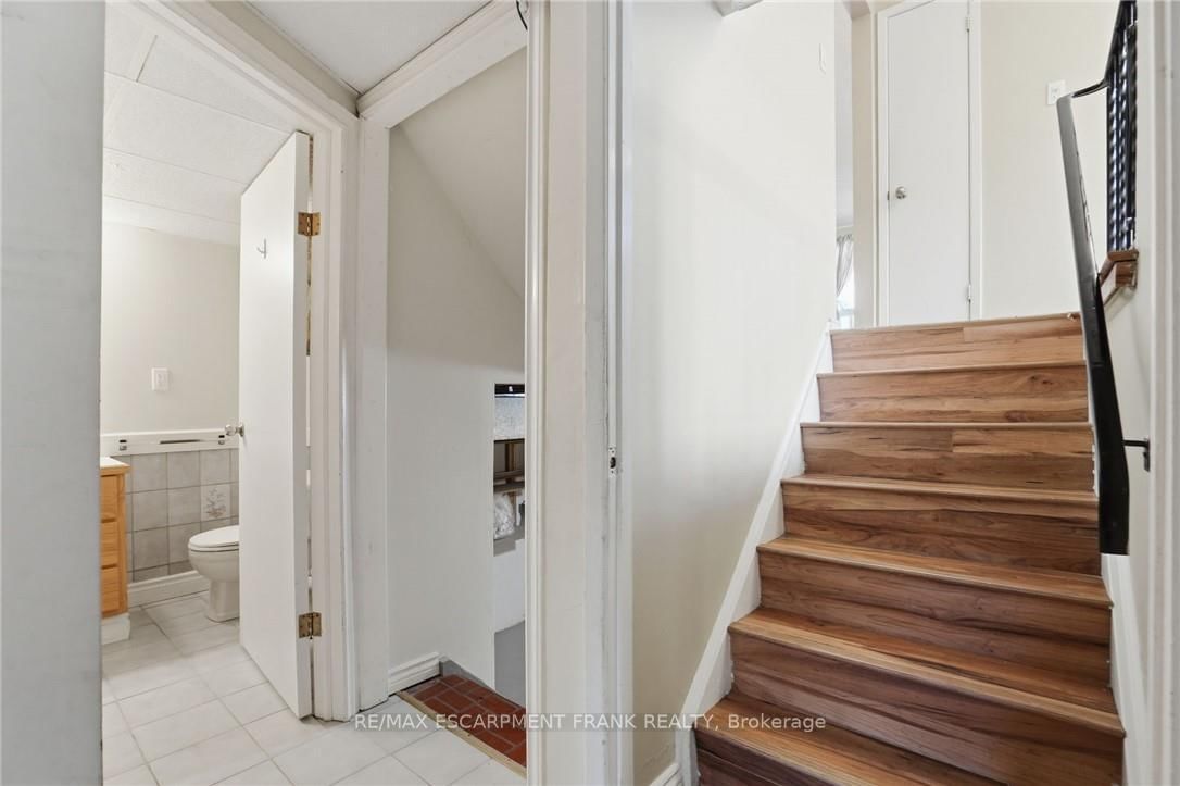 Semi-Detached House for sale at 94 WENDOVER Drive, Hamilton, Ontario, L9C 5X5 - Fessenden - MLS: X12941784