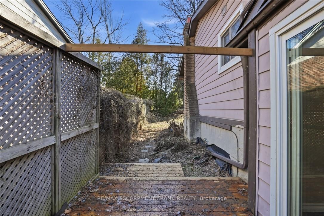 Semi-Detached House for sale at 94 WENDOVER Drive, Hamilton, Ontario, L9C 5X5 - Fessenden - MLS: X12941784