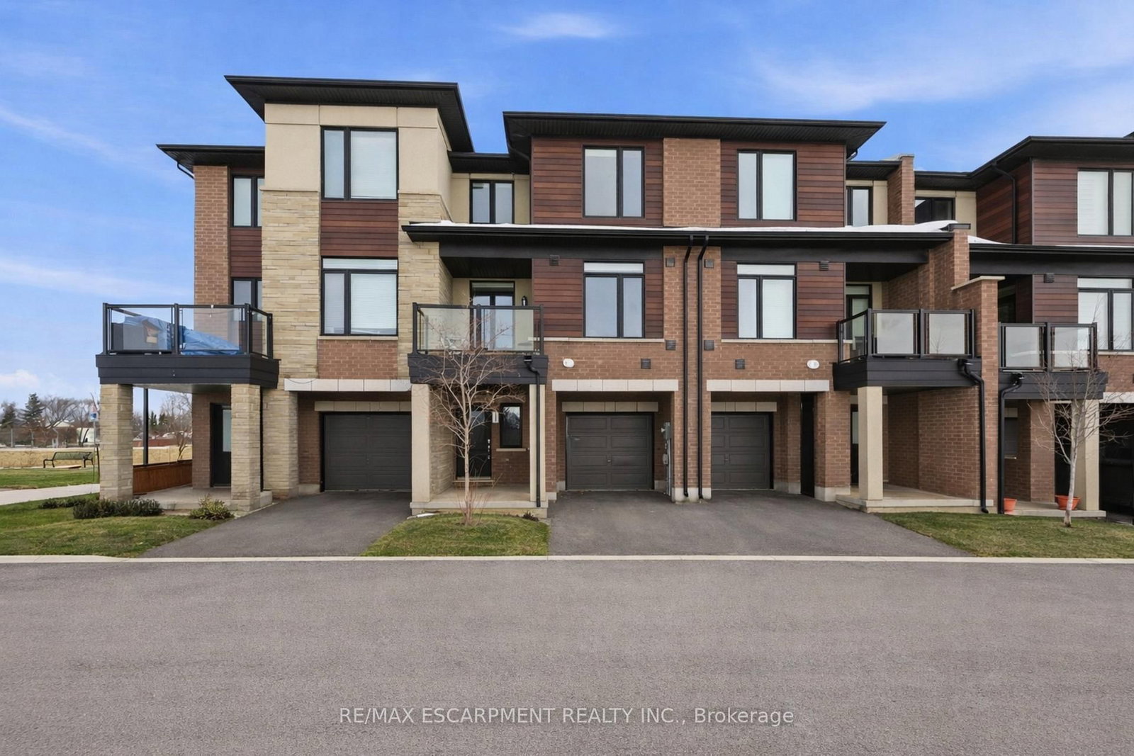 590 North Service Road, Unit 44