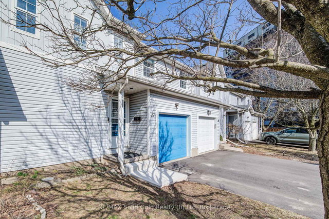 90 Mooregate Crescent