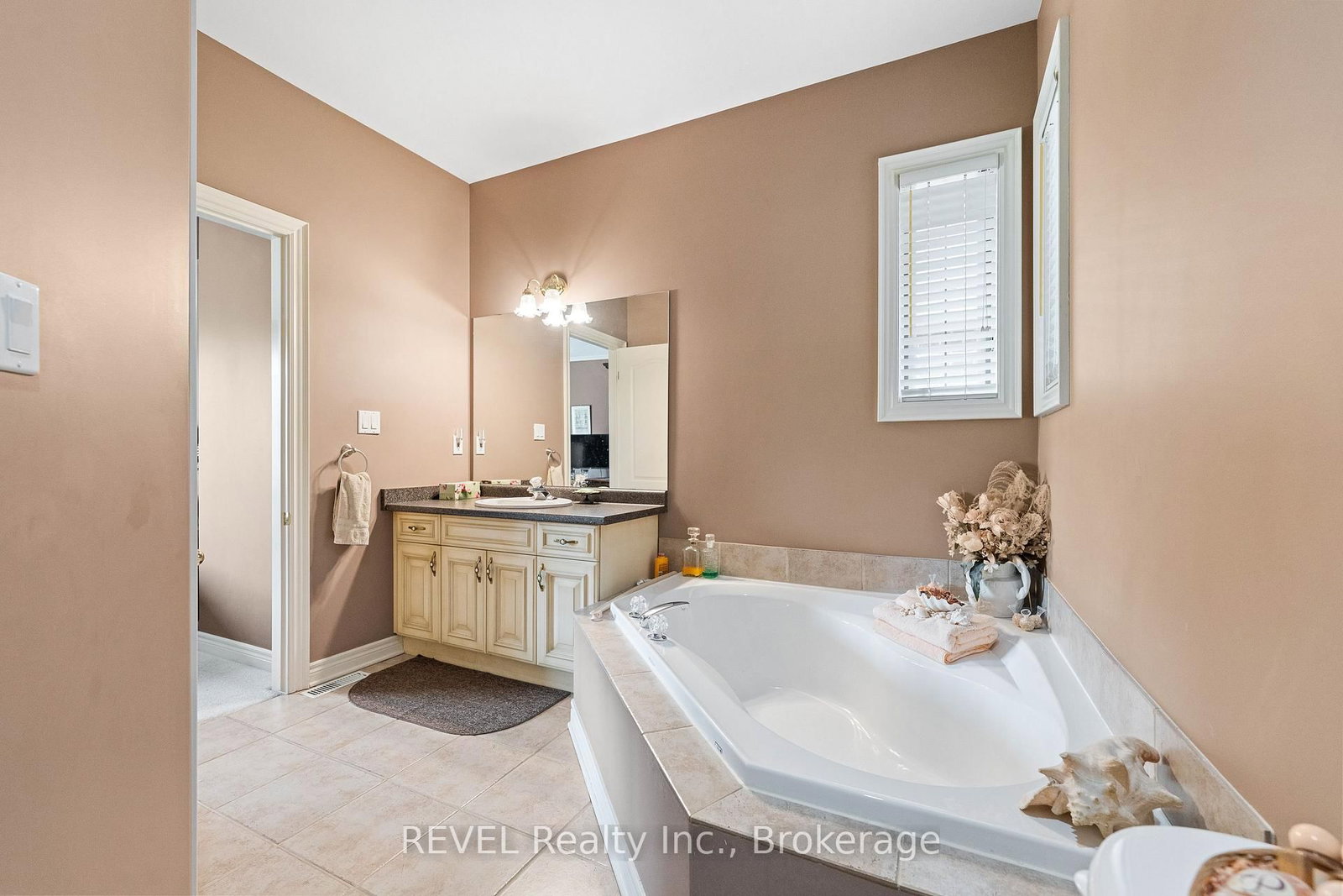 Detached House for sale at 5 Beechwood Crescent, Pelham, Ontario, L0S 1E7 - Fonthill - MLS: X12942616