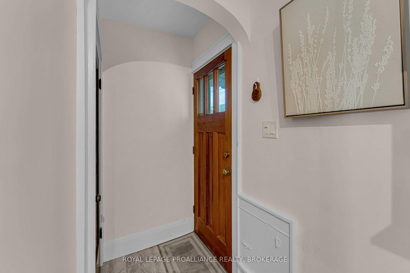 32 Livingston Ave, Kingston, K7L 4L2 | Image 2