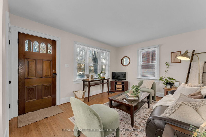 32 Livingston Ave, Kingston, K7L 4L2 | Image 3